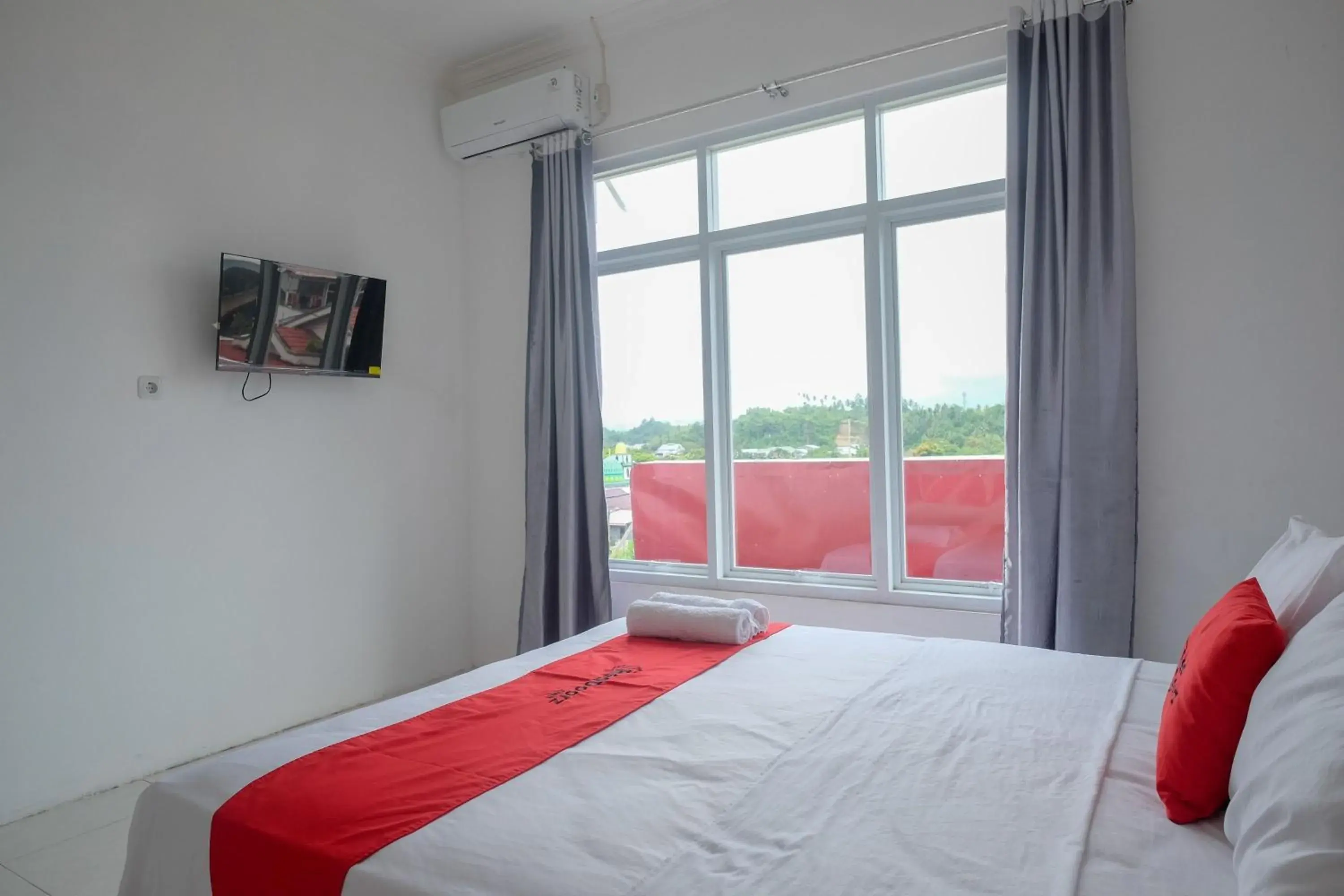 Bedroom, Bed in RedDoorz near De La Salle Manado Bedroom, Bed in RedDoorz near De La Salle Manado