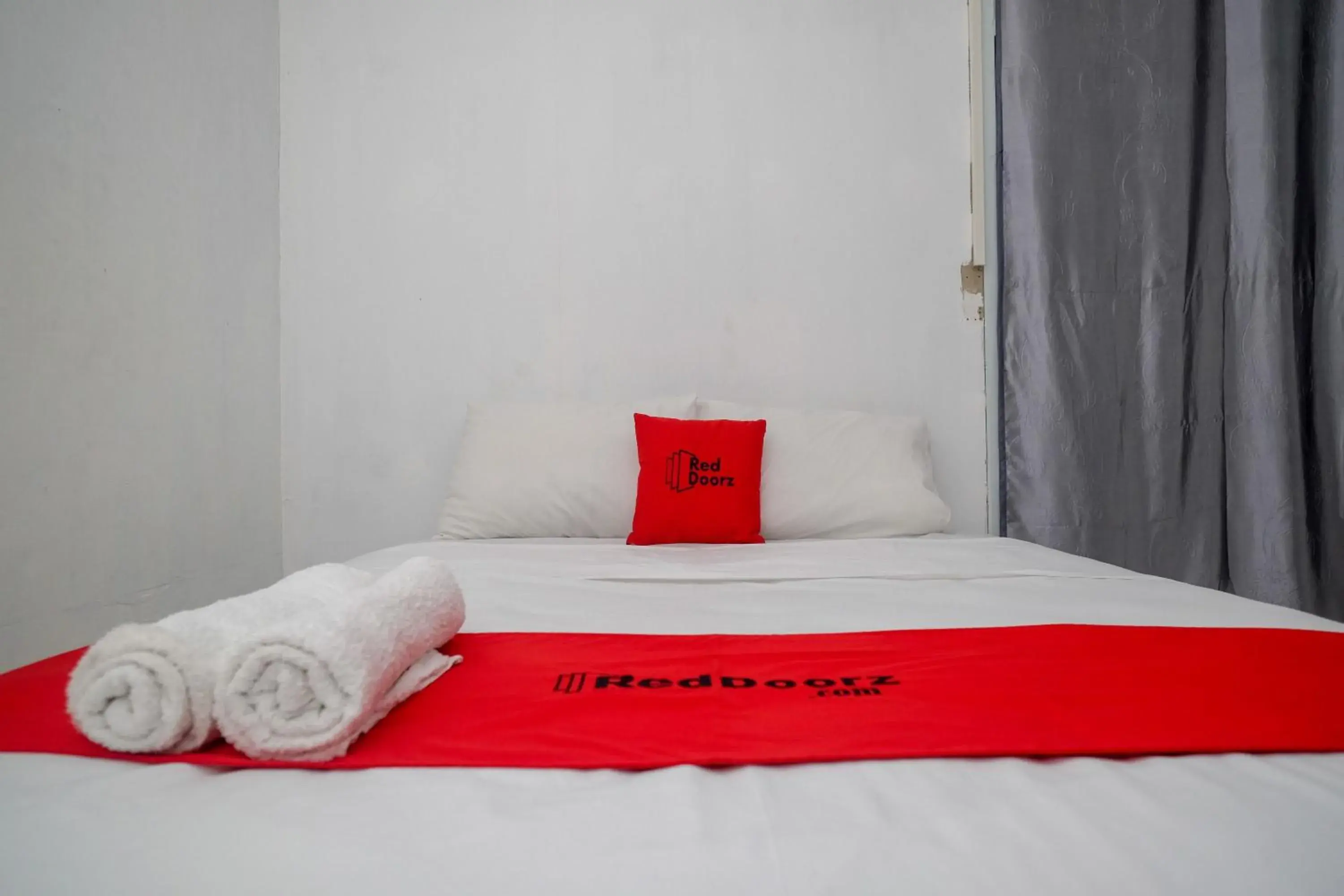 Bedroom, Bed in RedDoorz near De La Salle Manado Bedroom, Bed in RedDoorz near De La Salle Manado