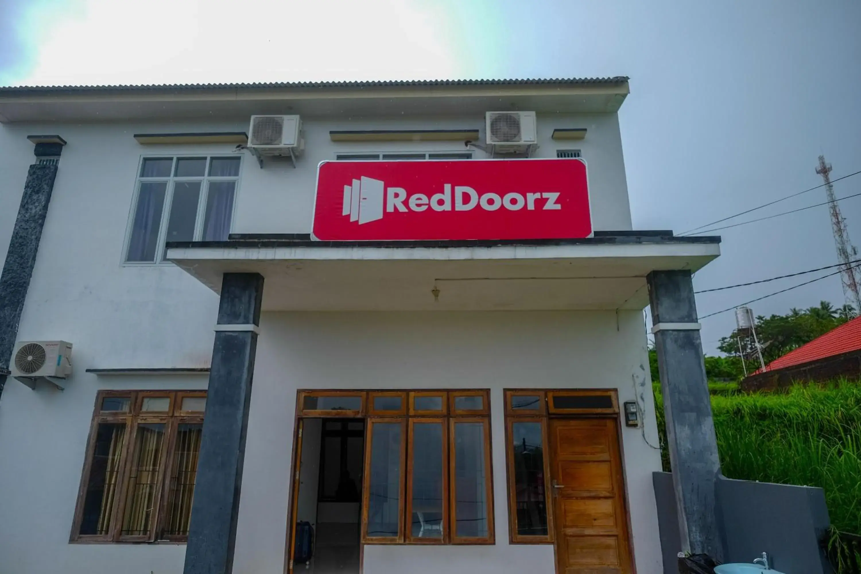 Property building in RedDoorz near De La Salle Manado Property building in RedDoorz near De La Salle Manado