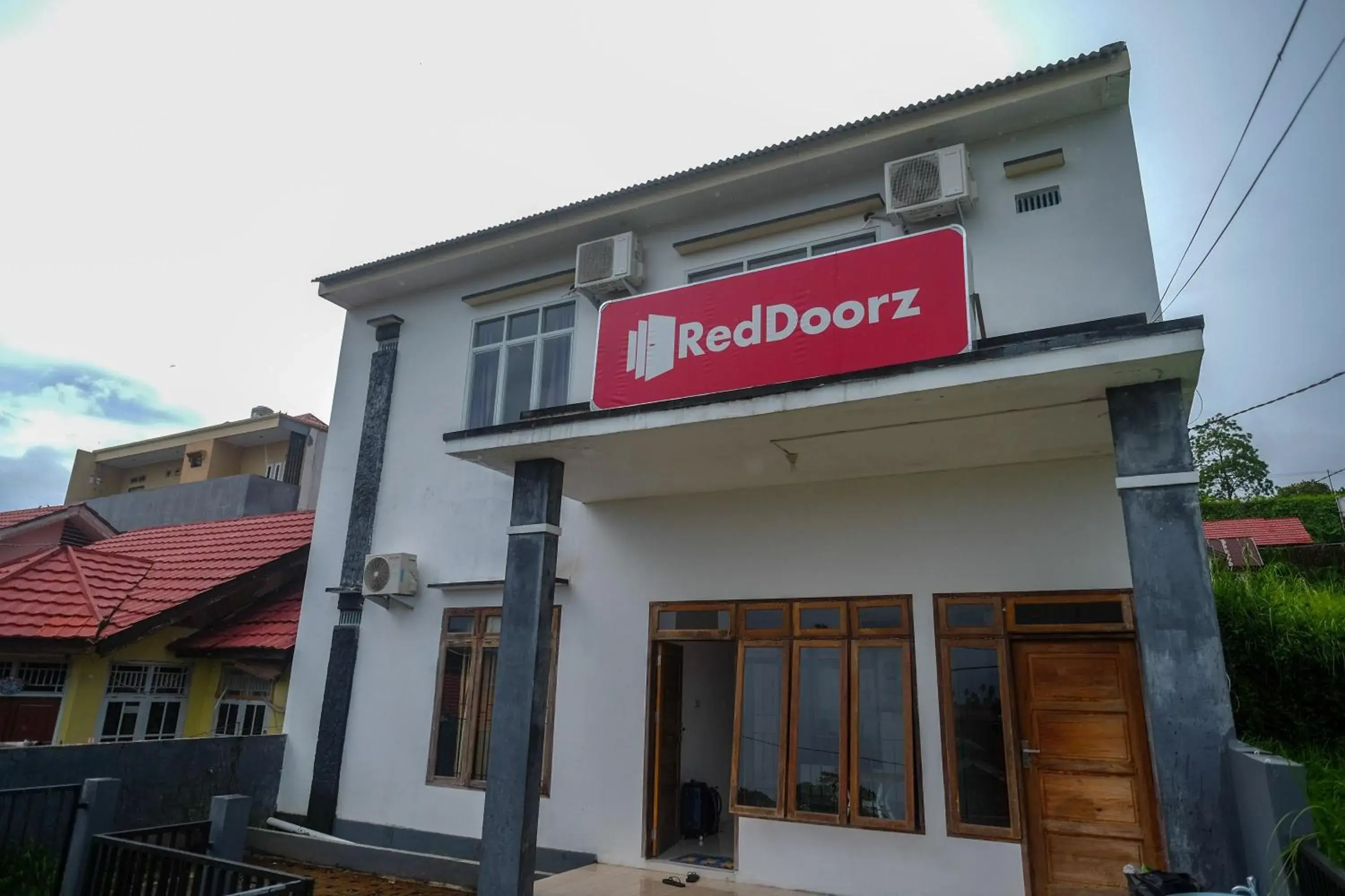 Property building in RedDoorz near De La Salle Manado Property building in RedDoorz near De La Salle Manado