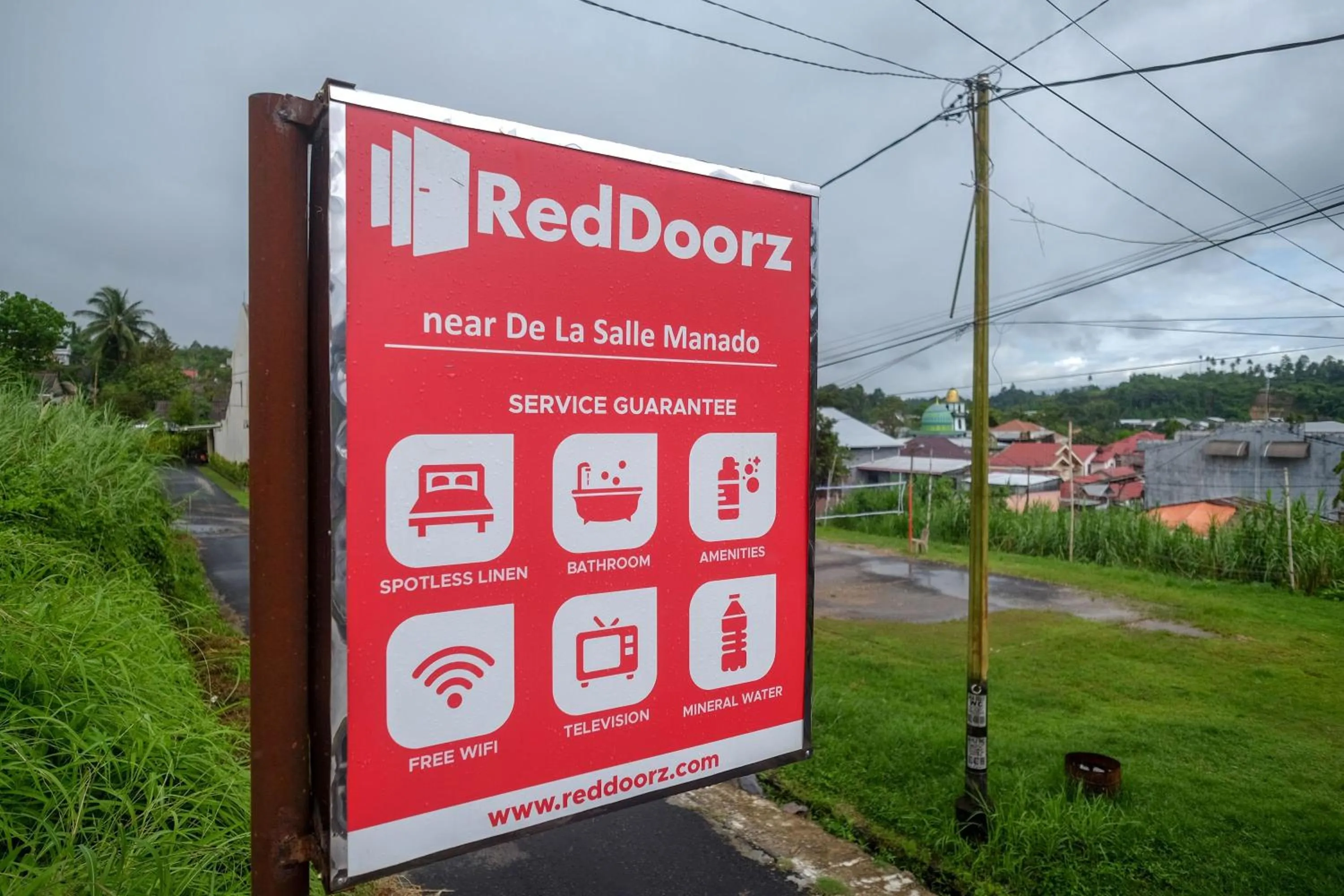 Property logo or sign in RedDoorz near De La Salle Manado
