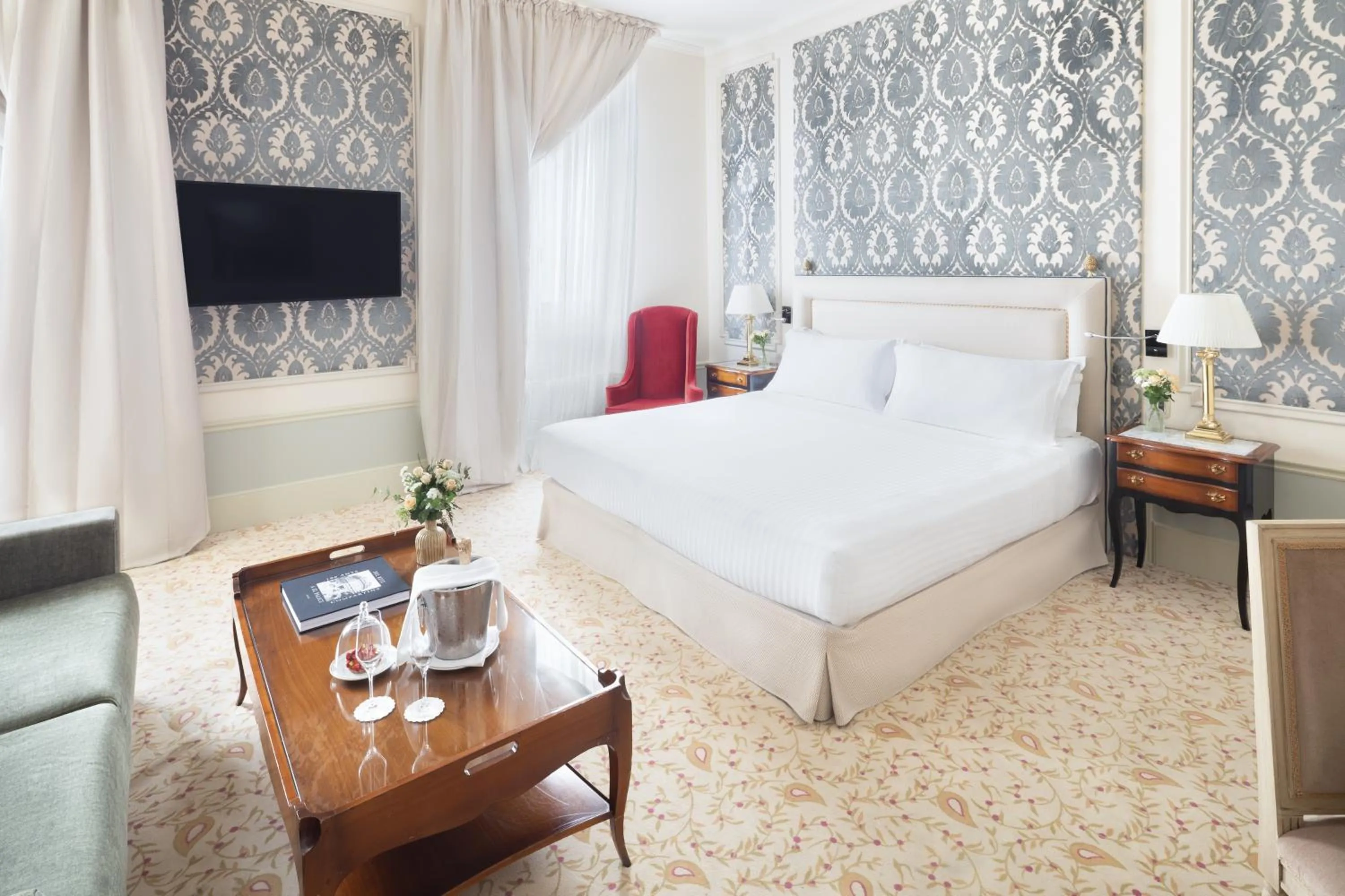 Photo of the whole room, Bed in Hotel El Palace Barcelona