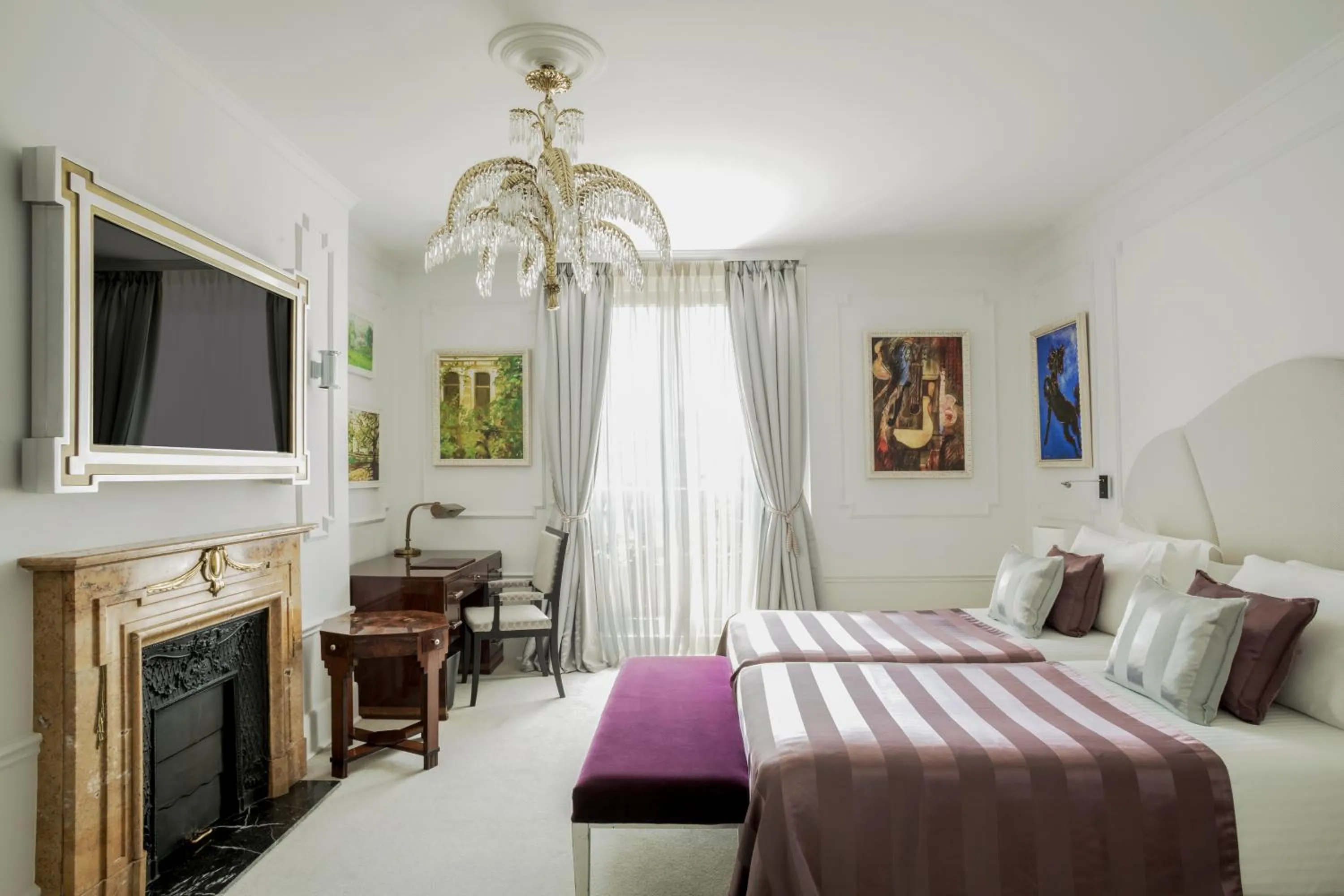 Photo of the whole room, Bed in Hotel El Palace Barcelona