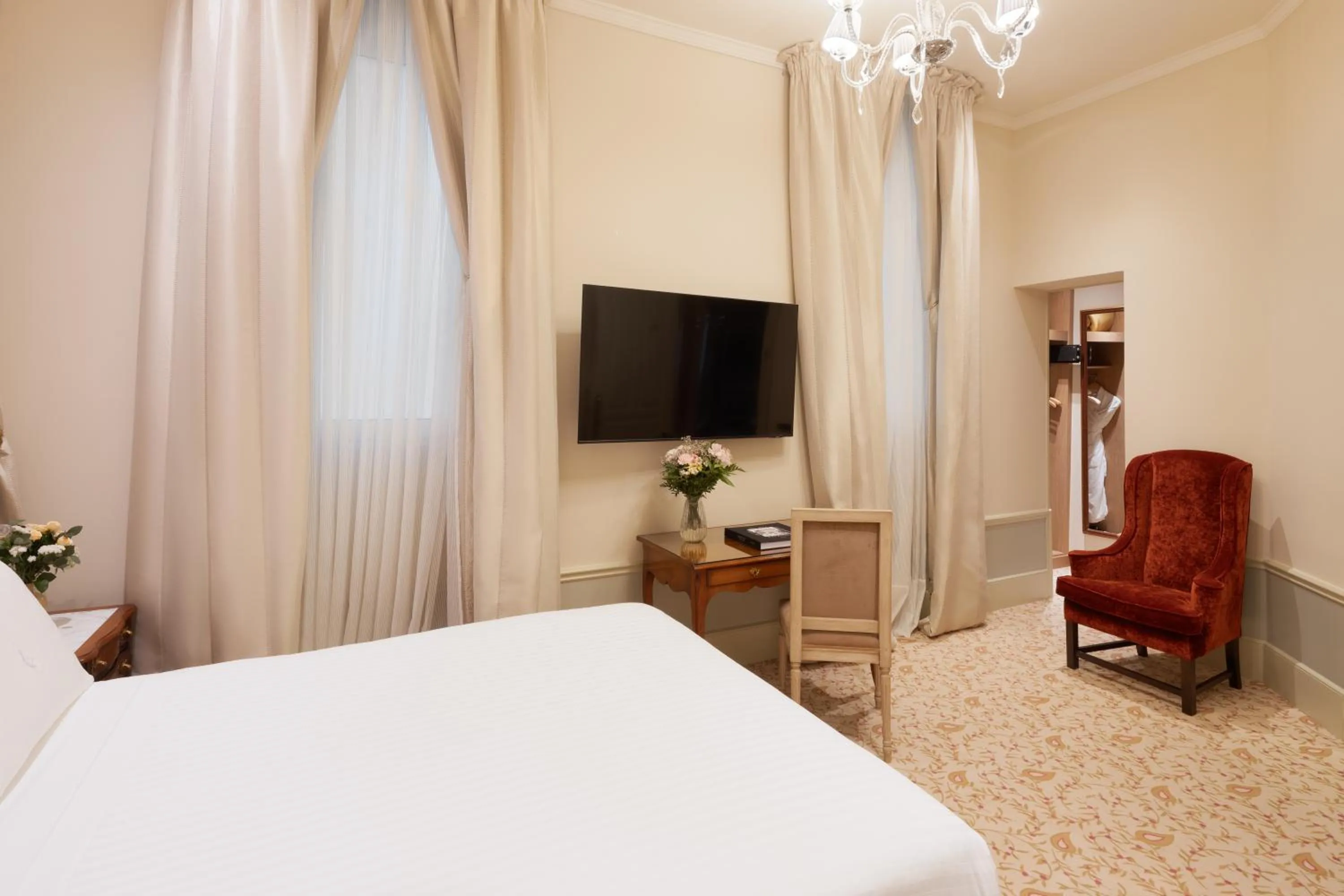 TV and multimedia, Bed in Hotel El Palace Barcelona