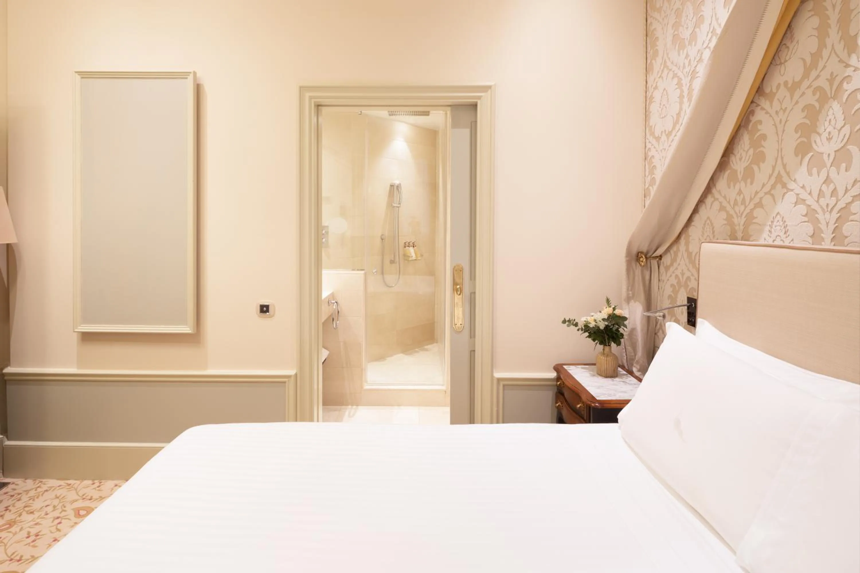 Photo of the whole room, Bed in Hotel El Palace Barcelona