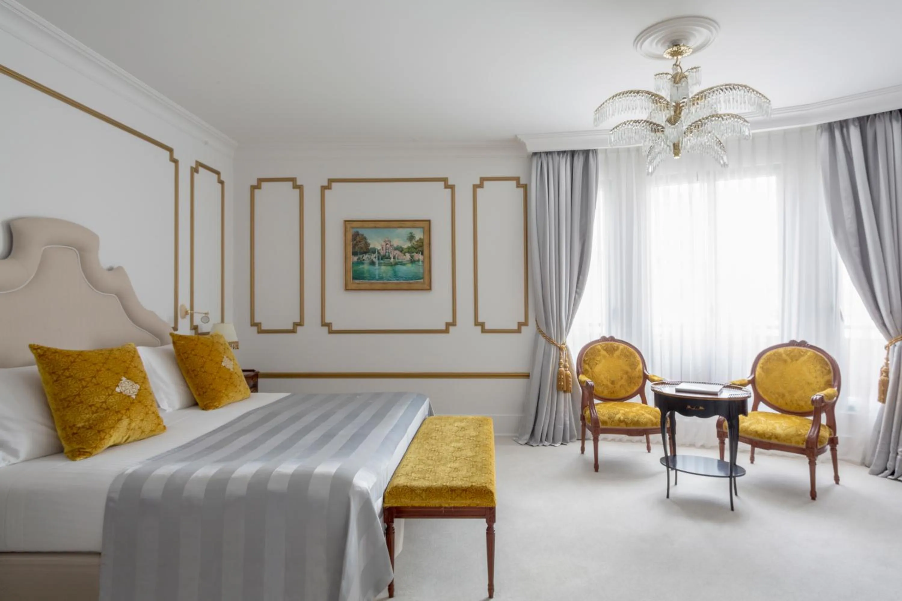 Photo of the whole room, Bed in Hotel El Palace Barcelona