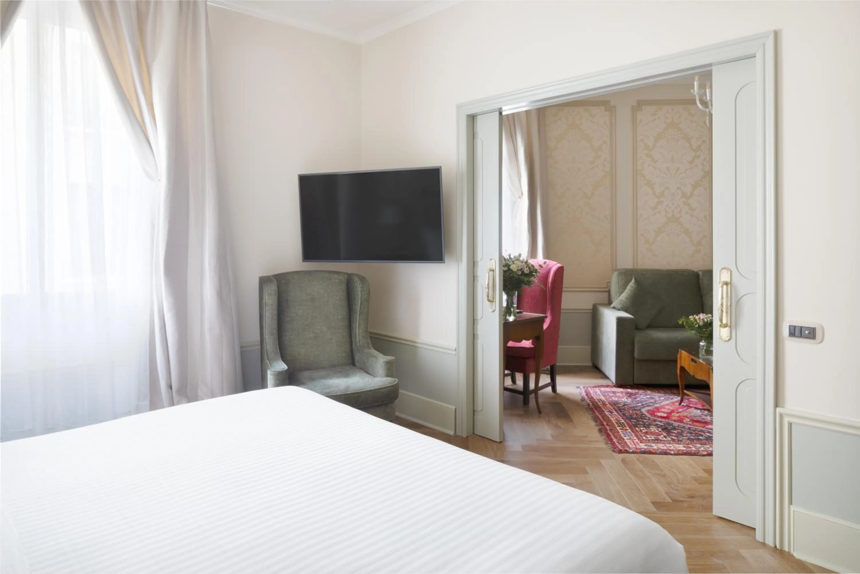 Photo of the whole room, Bed in Hotel El Palace Barcelona