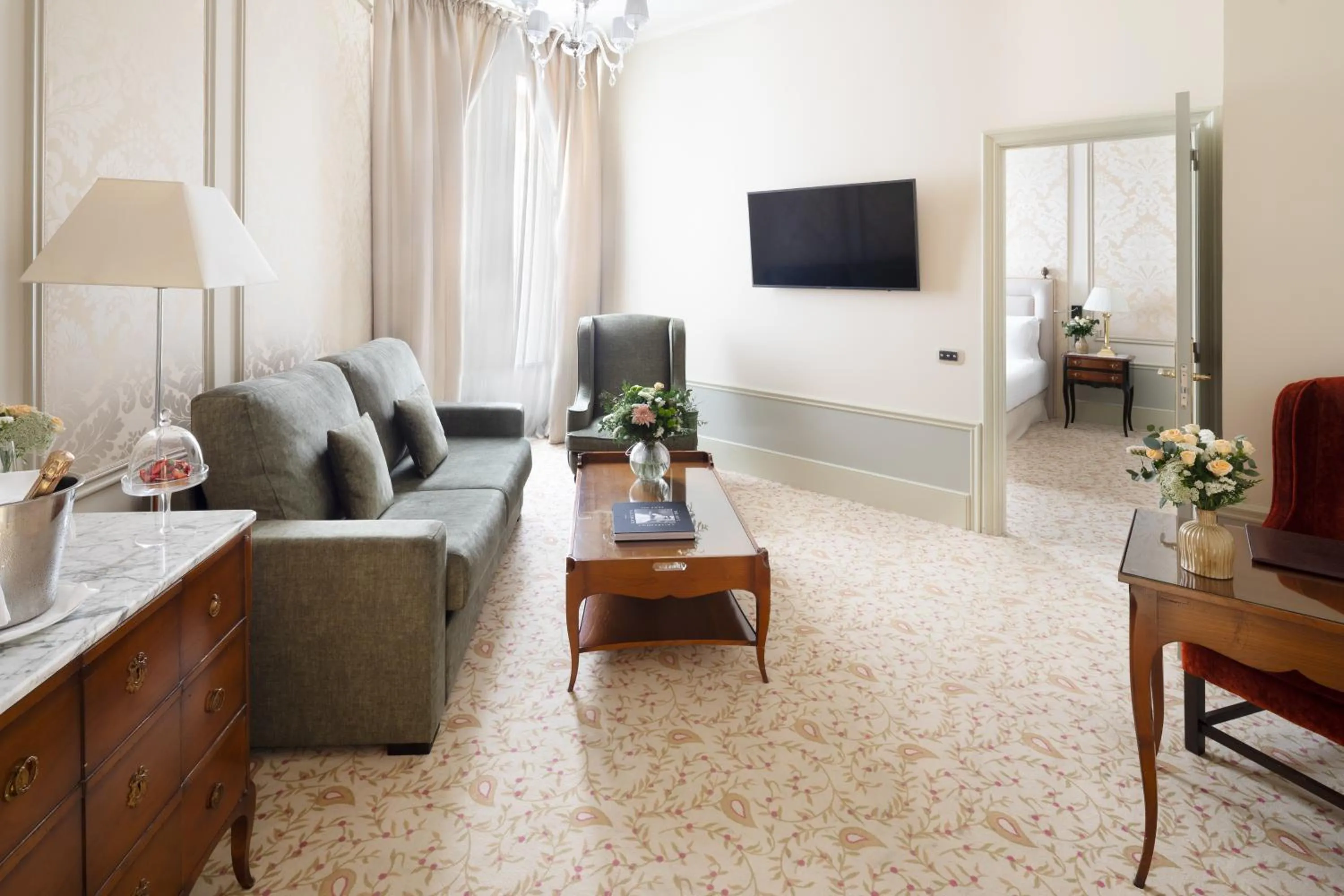 Photo of the whole room in Hotel El Palace Barcelona