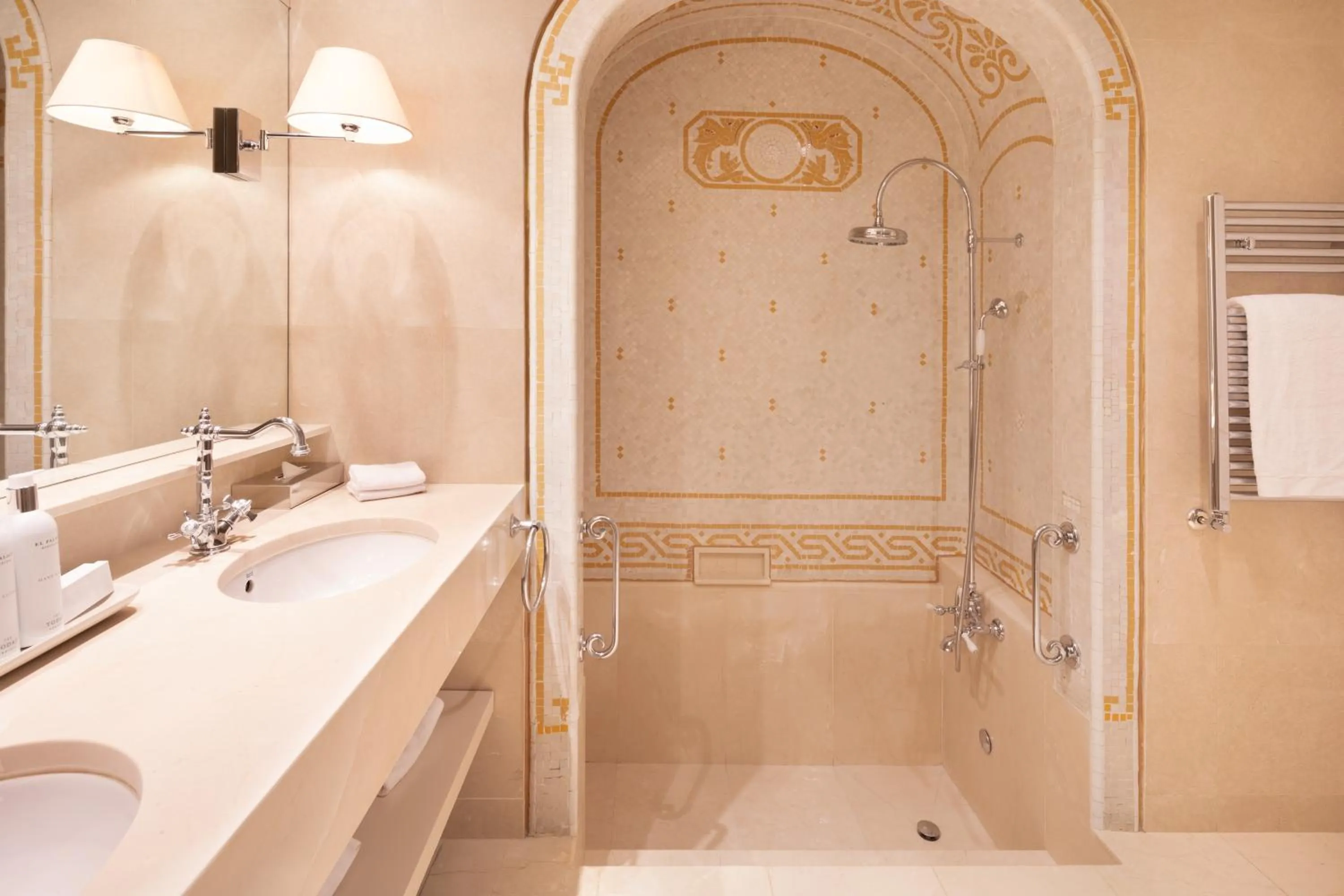 Shower in Hotel El Palace Barcelona