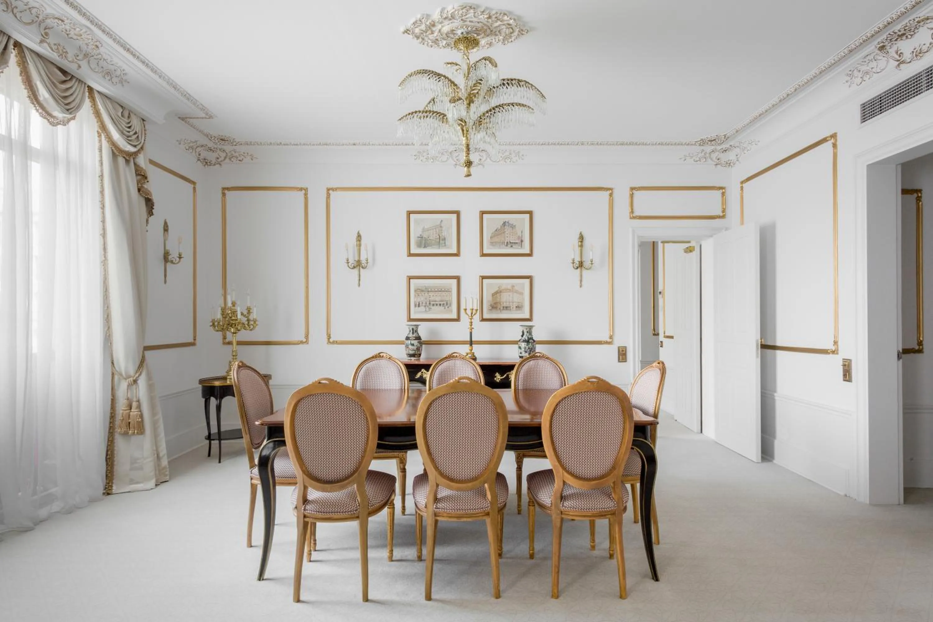 Photo of the whole room in Hotel El Palace Barcelona