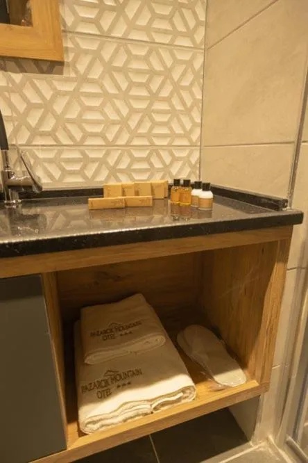 Bathroom in PAZARCIK MOUNTAIN HOTEL
