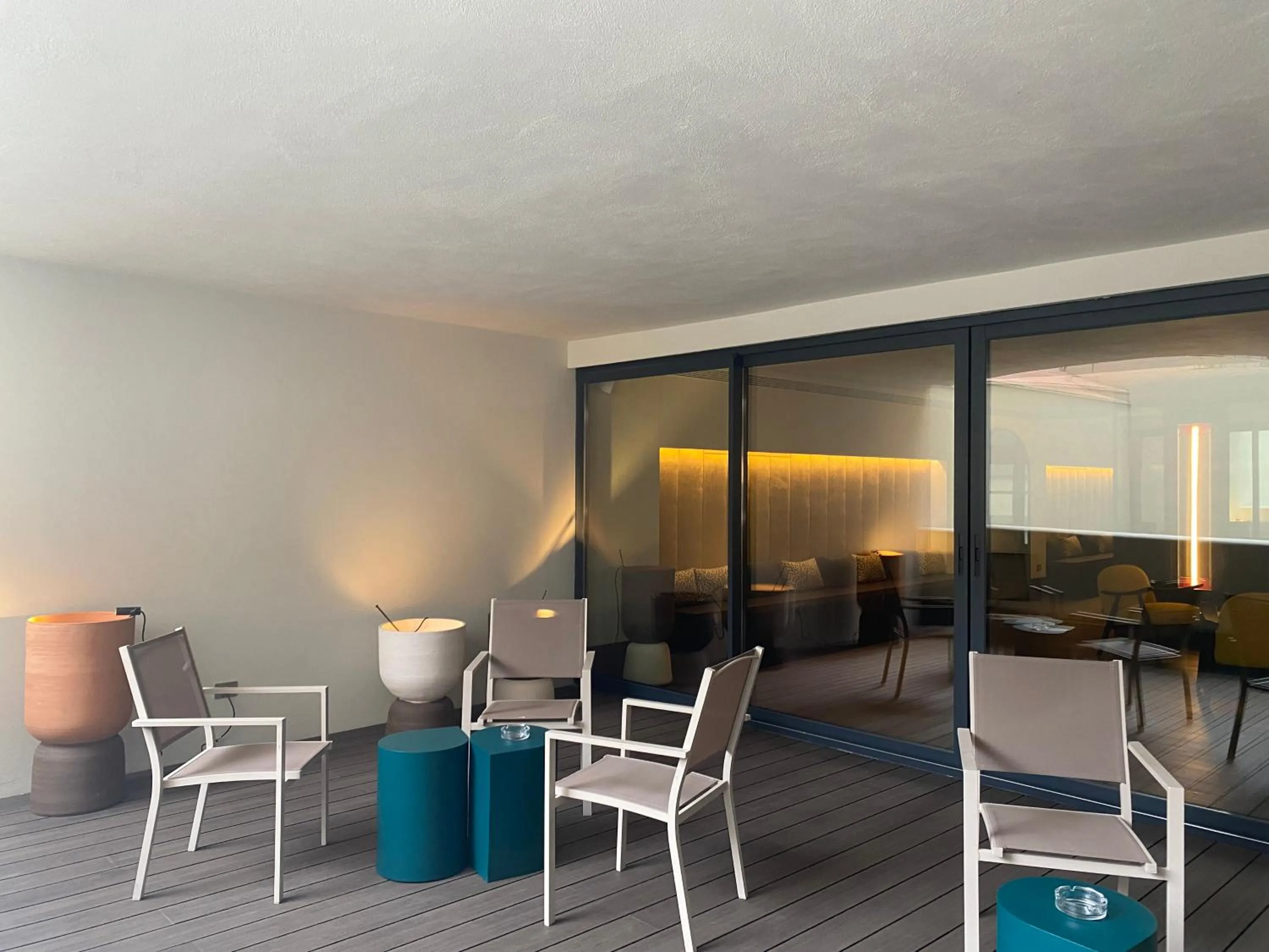 Seating area in Onix Fira