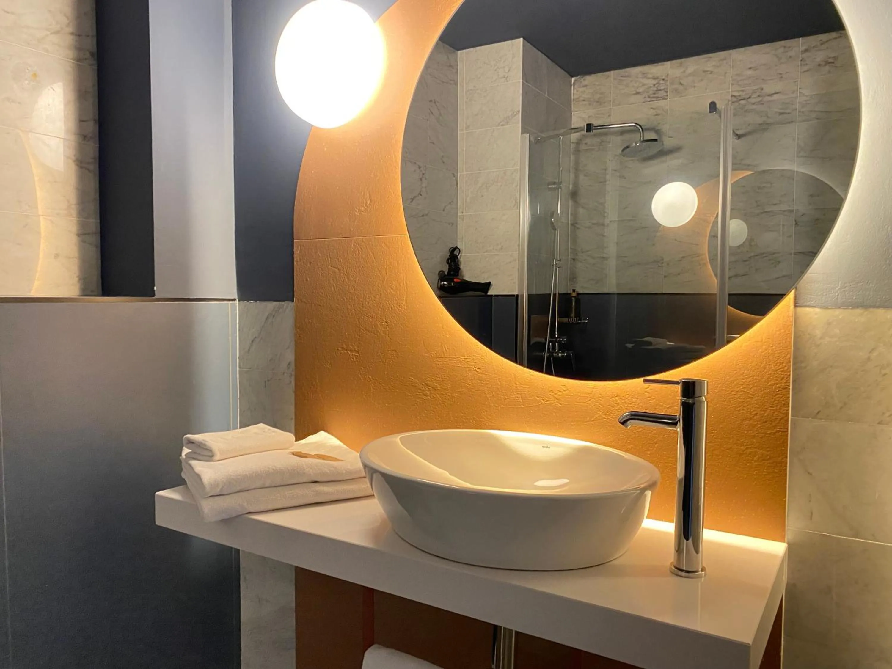 Twin Room with Balcony and Park View in Onix Fira