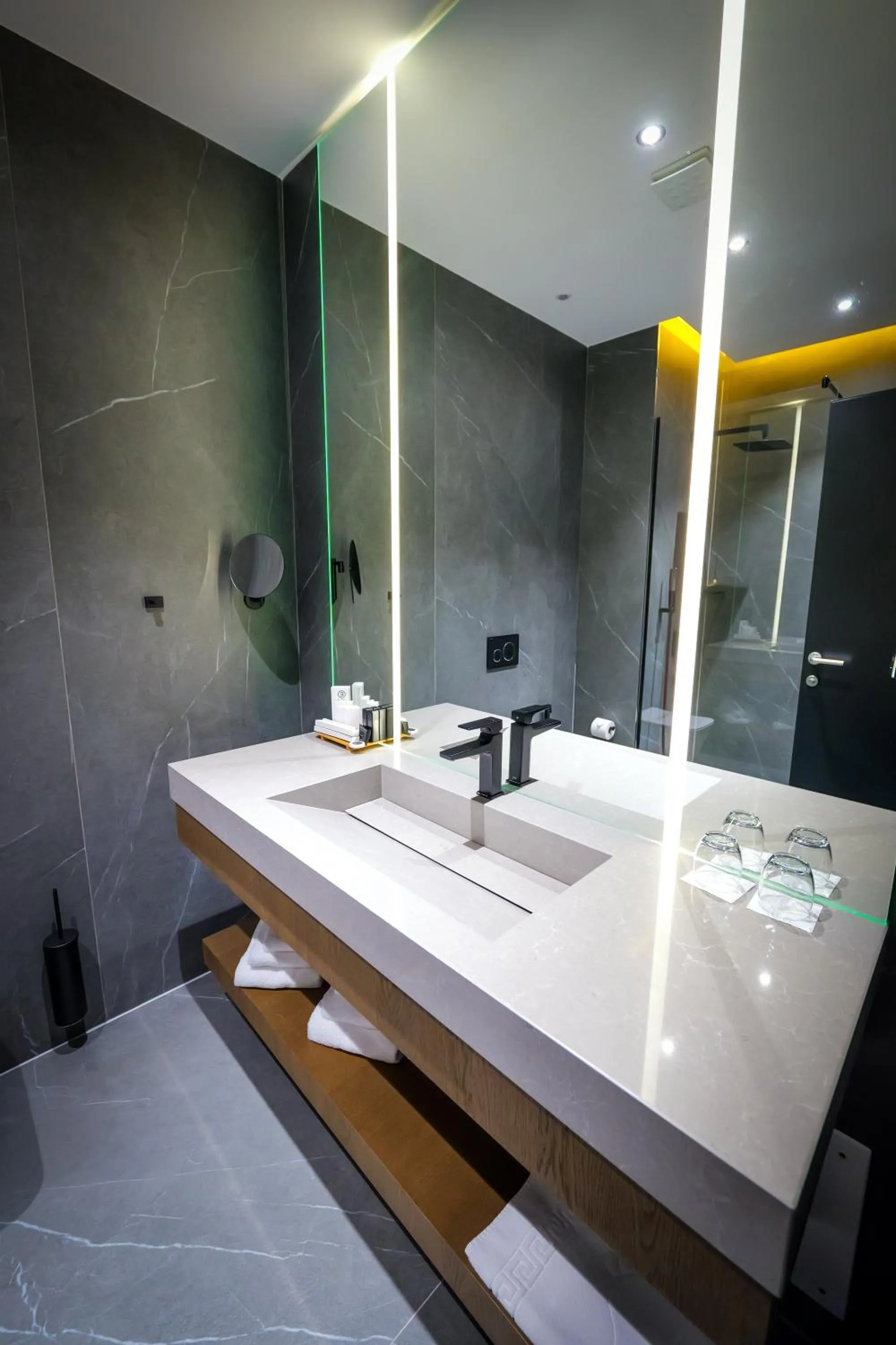 Bathroom in Hotel Uji Ftohte Tepelene