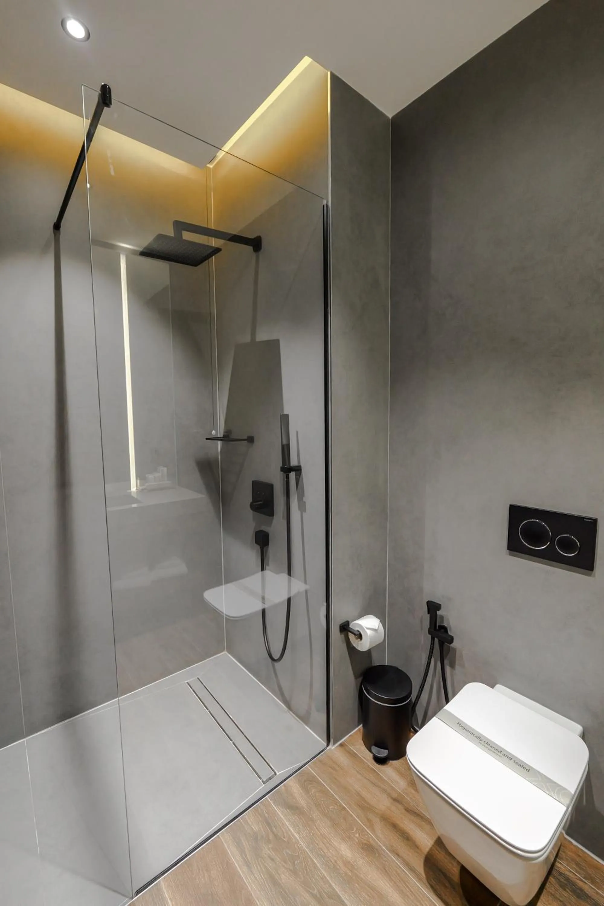 Shower in Hotel Uji Ftohte Tepelene