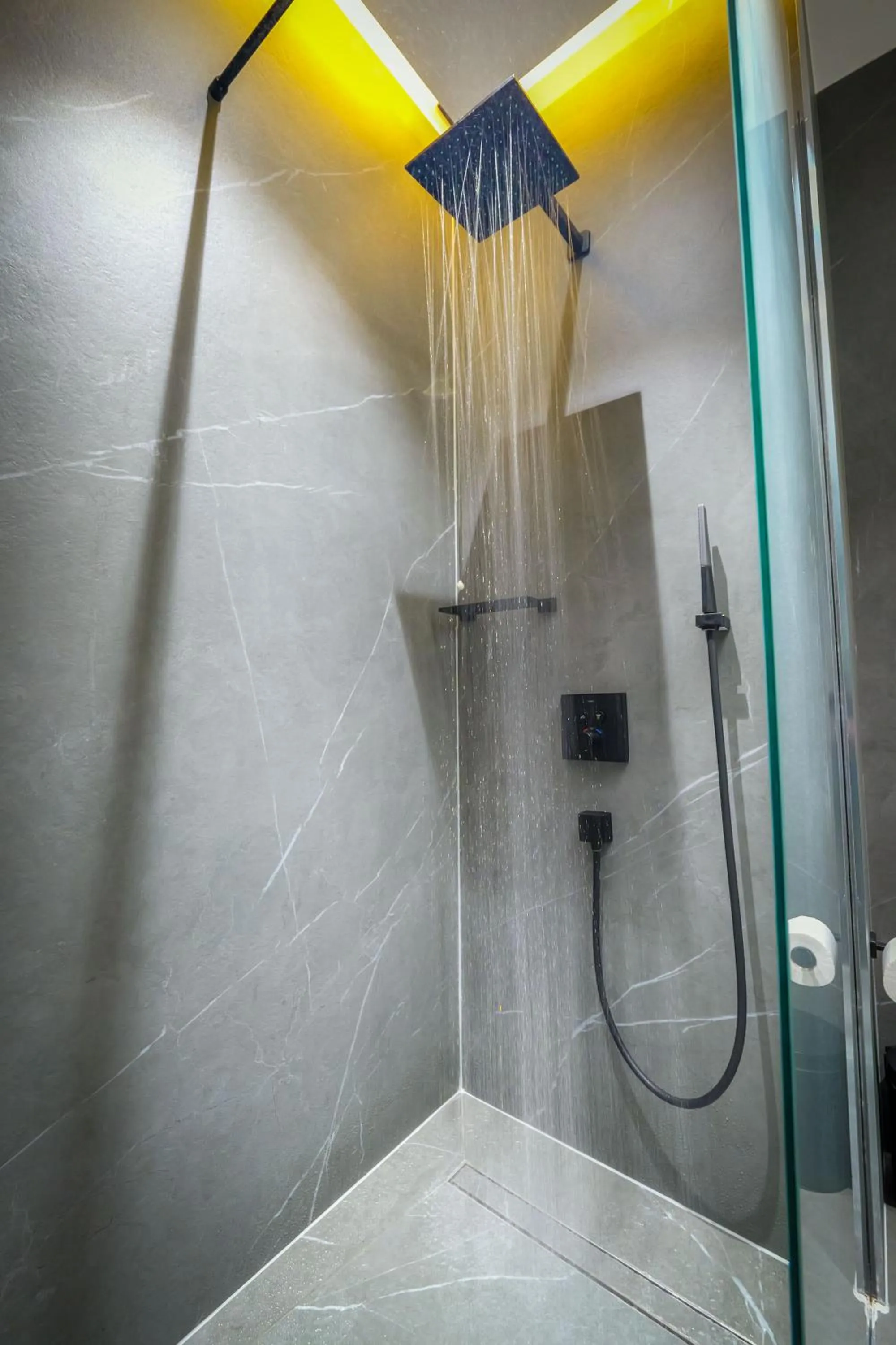 Shower in Hotel Uji Ftohte Tepelene