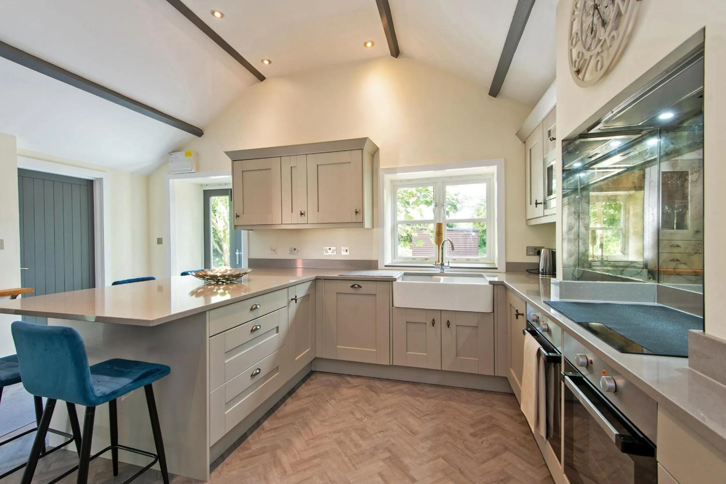 Kitchen or kitchenette in East Farm Cottage