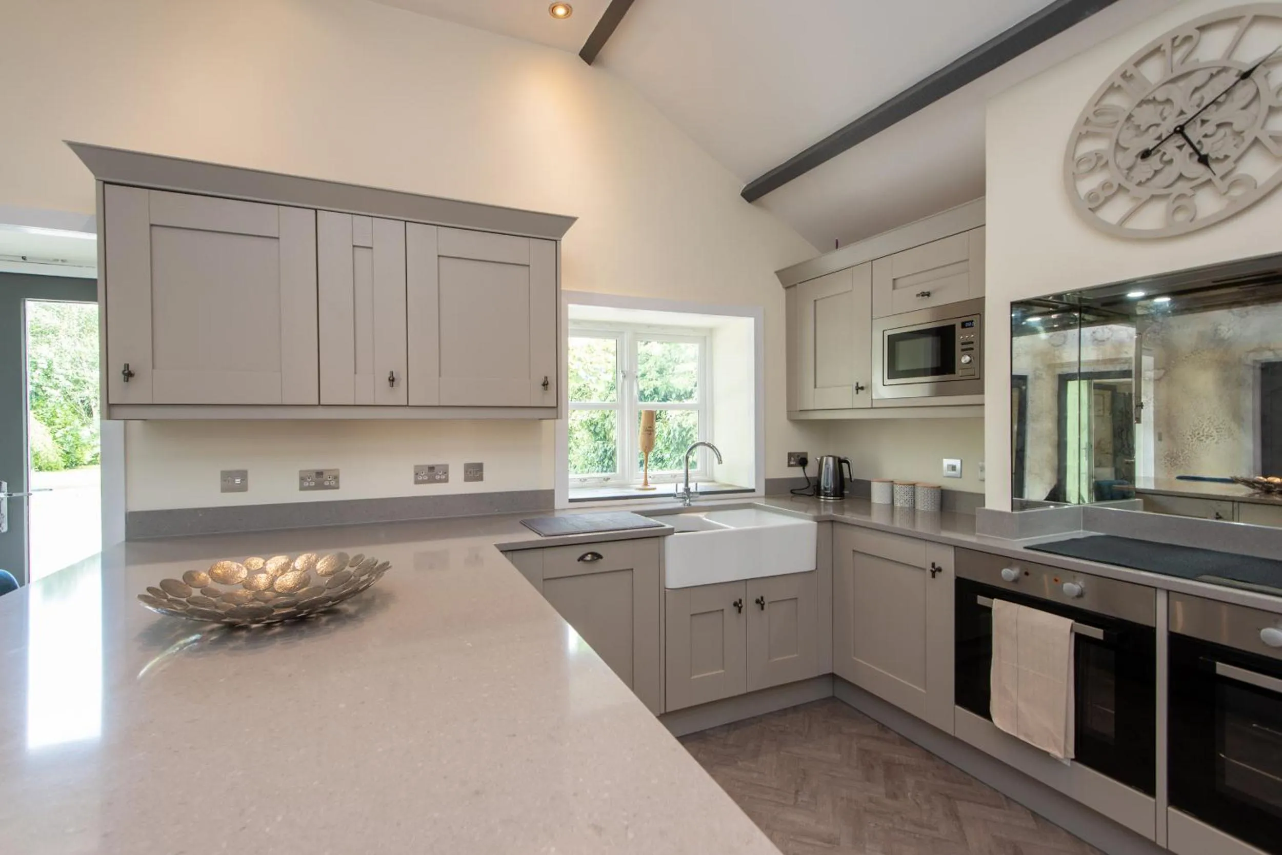 Kitchen or kitchenette in East Farm Cottage