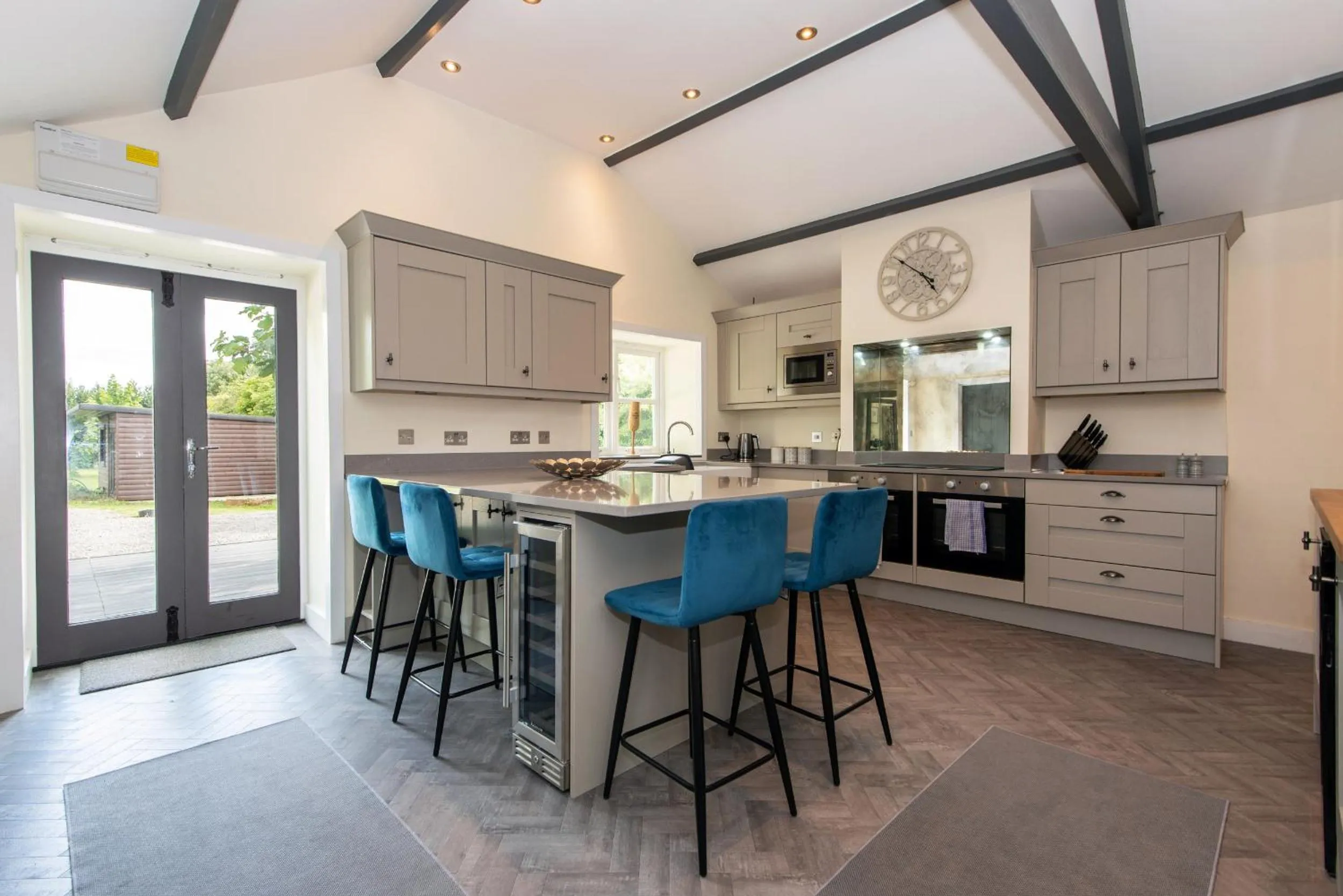 Kitchen or kitchenette in East Farm Cottage