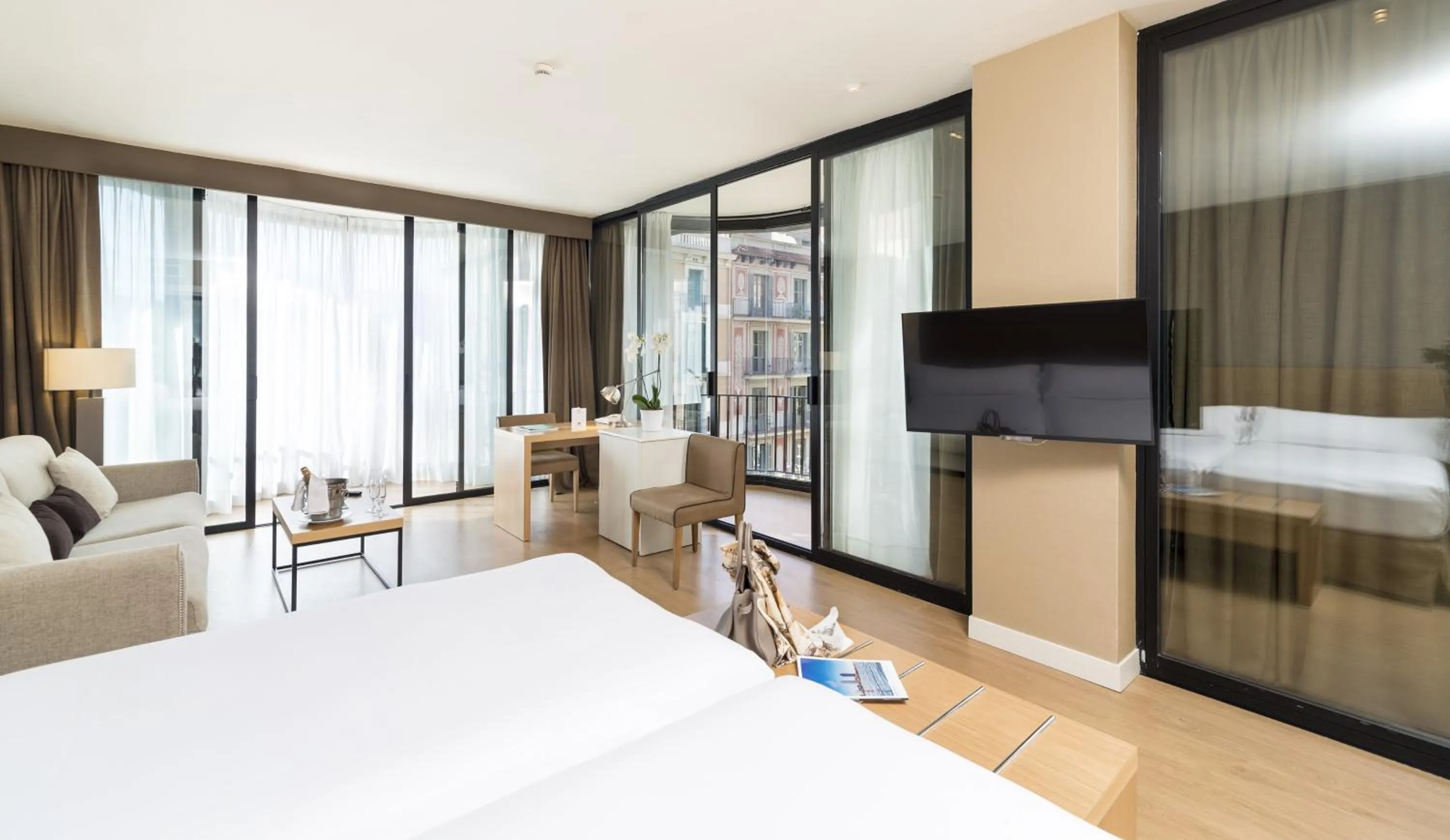 Photo of the whole room, Bed in Guitart Grand Passage