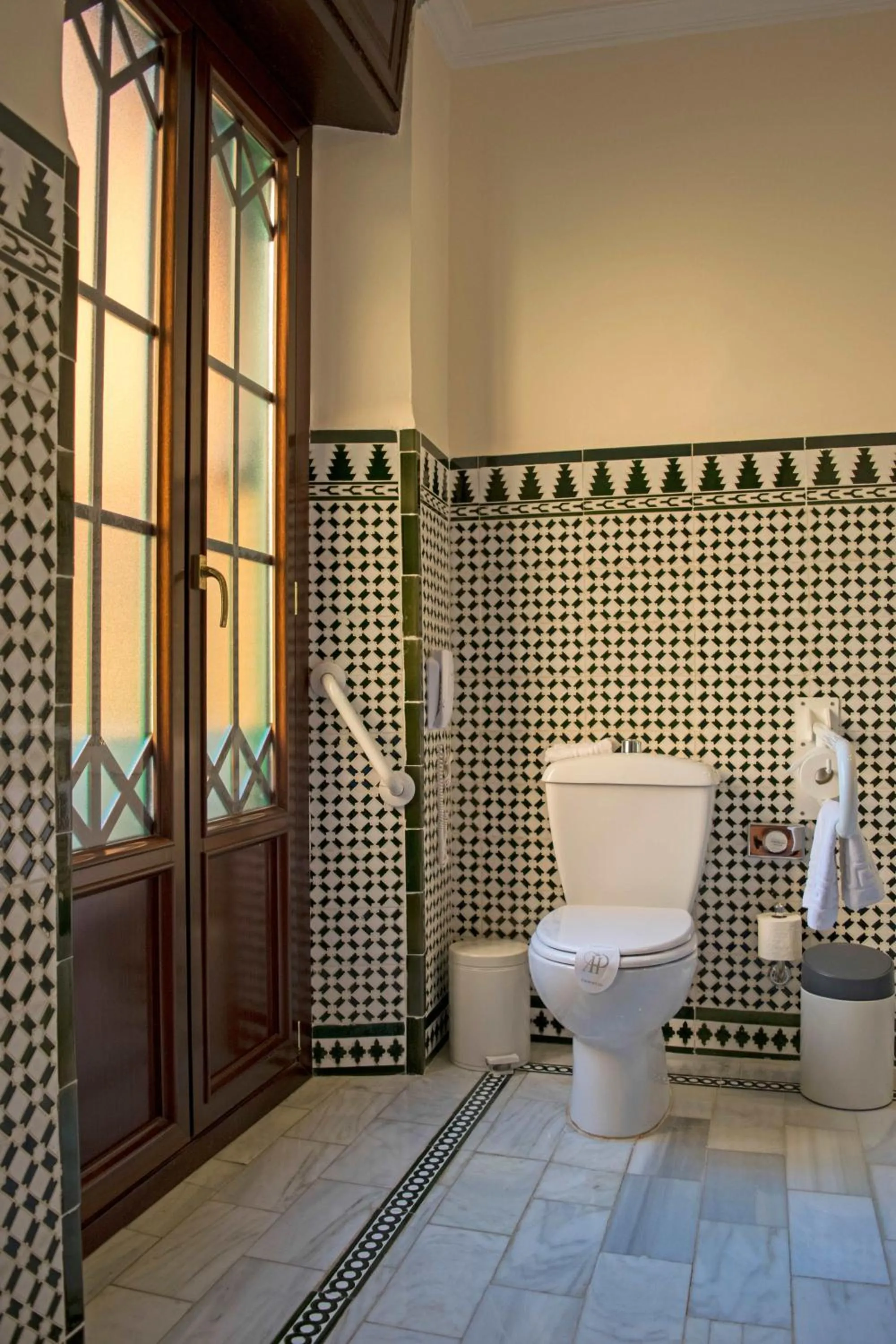 Toilet in Alhambra Palace Hotel