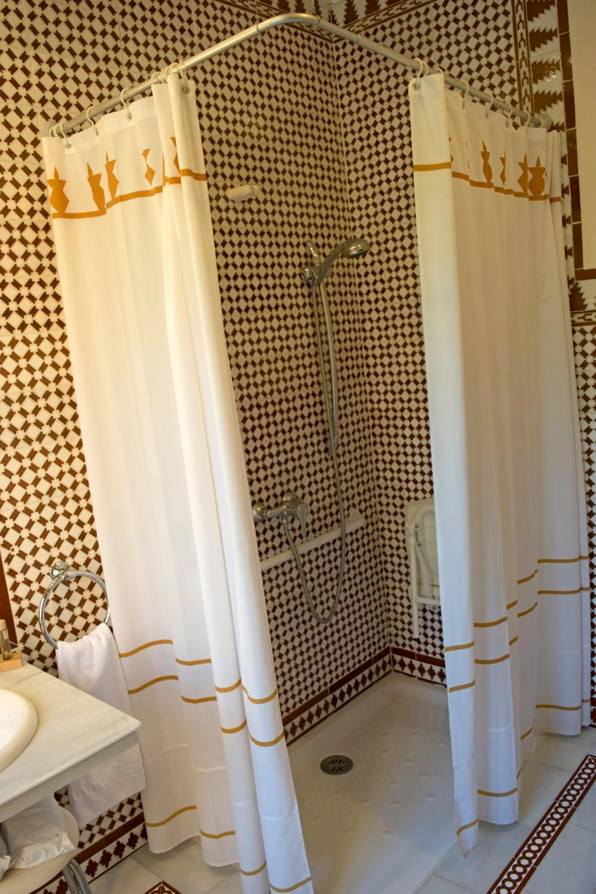 Shower in Alhambra Palace Hotel