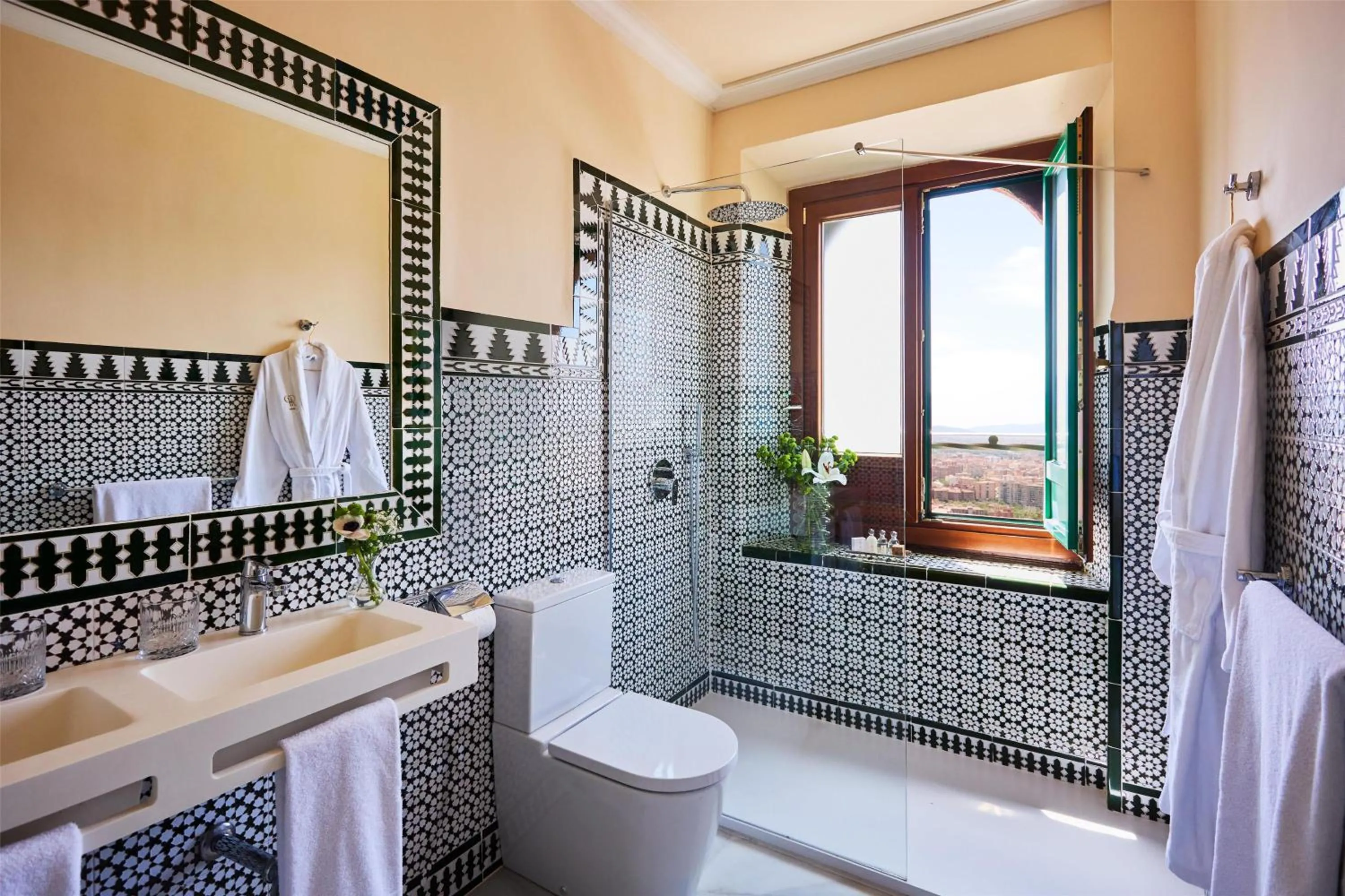 Bathroom in Alhambra Palace Hotel