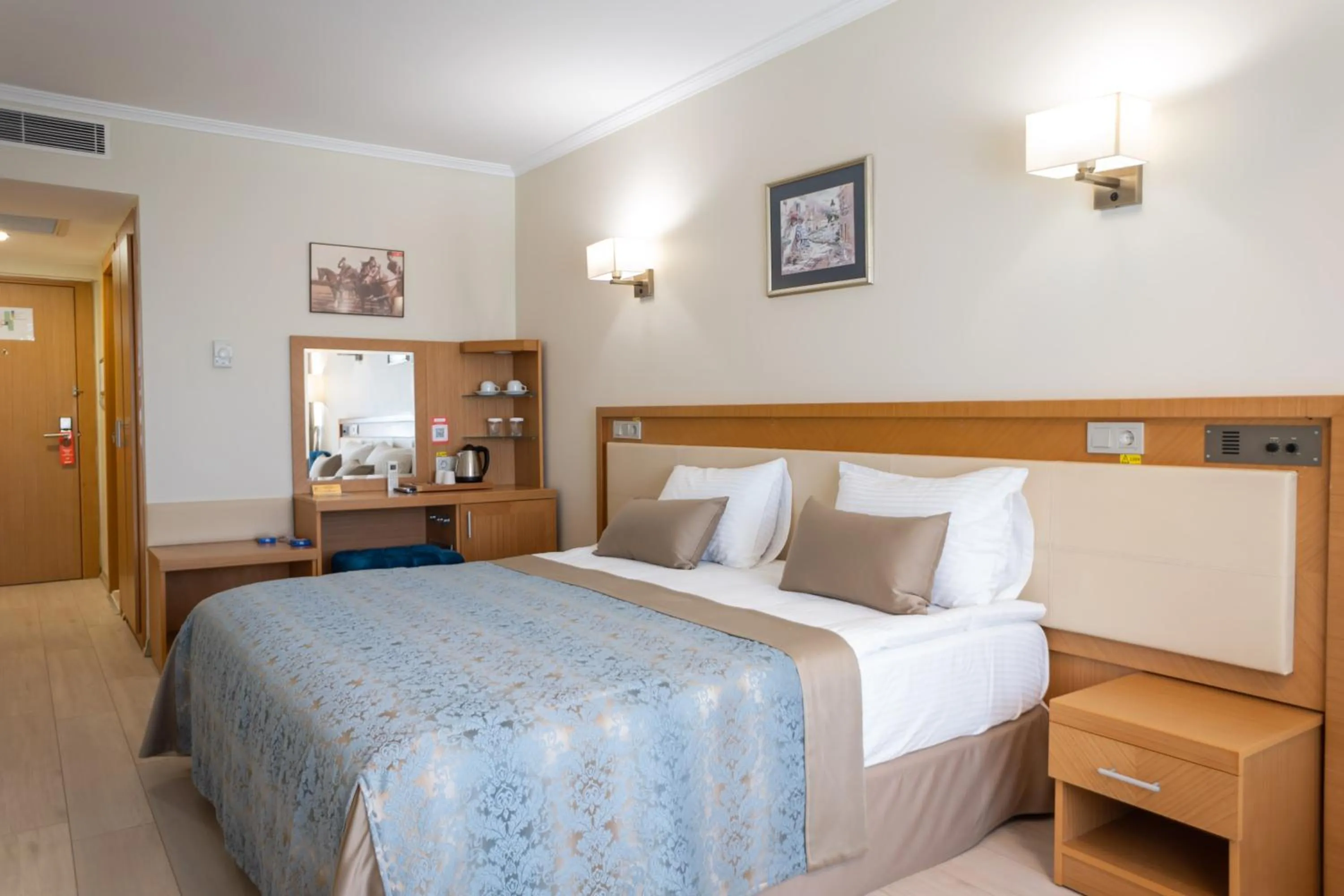 Bed in Patalya Lakeside Resort Hotel