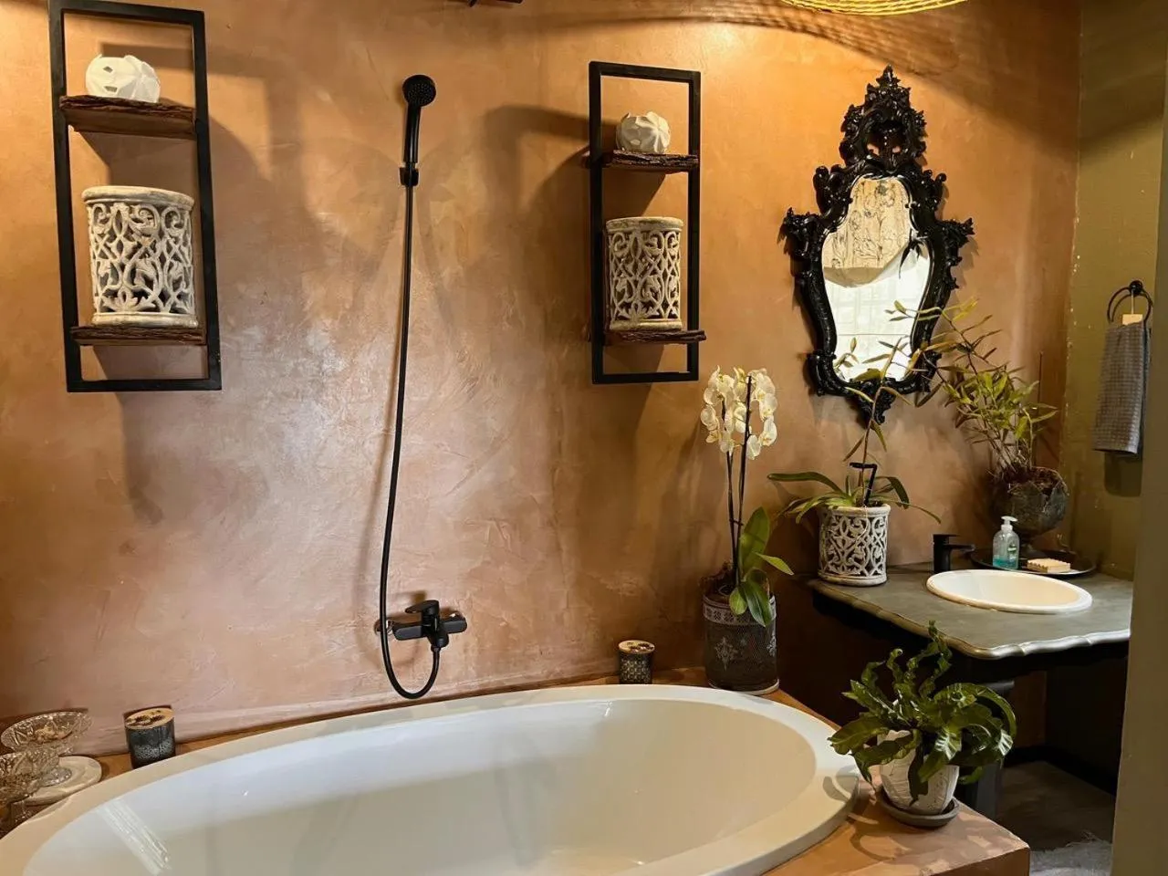 Bathroom in A Bird Cage Stay & Cottage