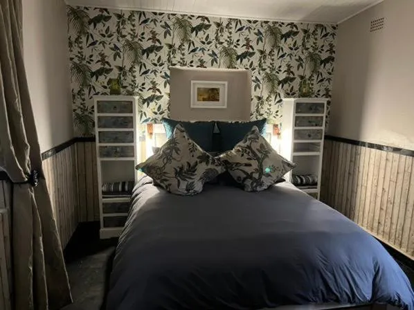 Bed in A Bird Cage Stay & Cottage