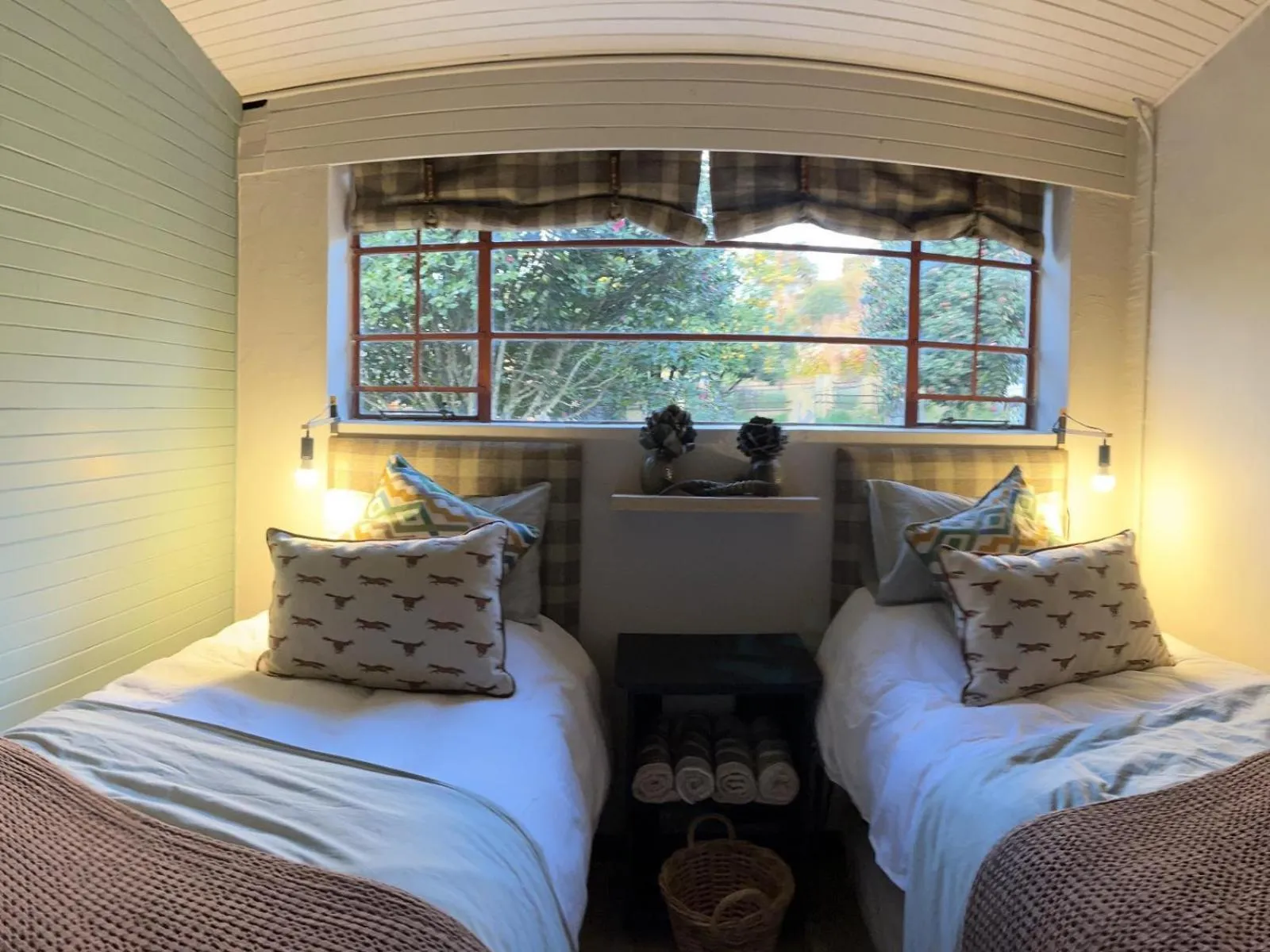 Bed in A Bird Cage Stay & Cottage