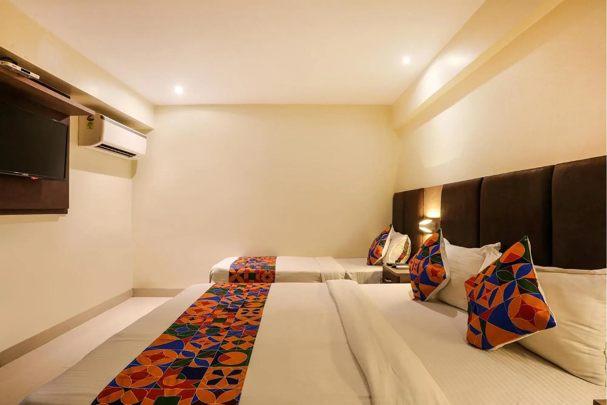 Communal lounge/ TV room, Bed in FabHotel West inn - Nr Mumbai International Airport Communal lounge/ TV room, Bed in FabHotel West inn - Nr Mumbai International Airport