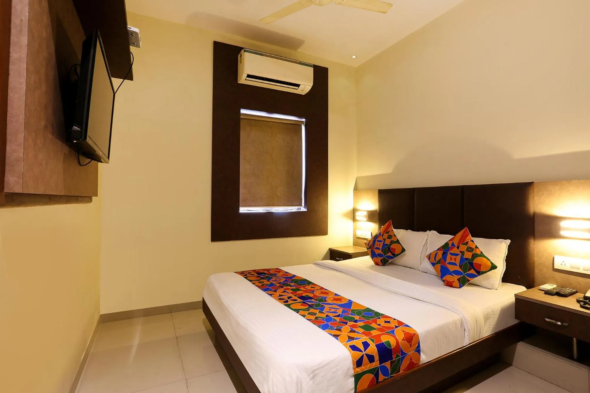 Communal lounge/ TV room, Bed in FabHotel West inn - Nr Mumbai International Airport