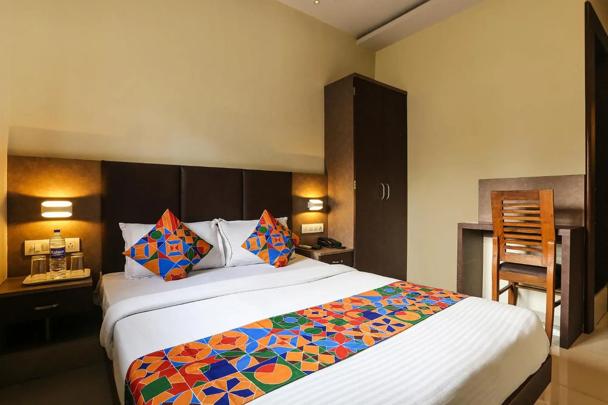 Photo of the whole room, Bed in FabHotel West inn - Nr Mumbai International Airport Photo of the whole room, Bed in FabHotel West inn - Nr Mumbai International Airport