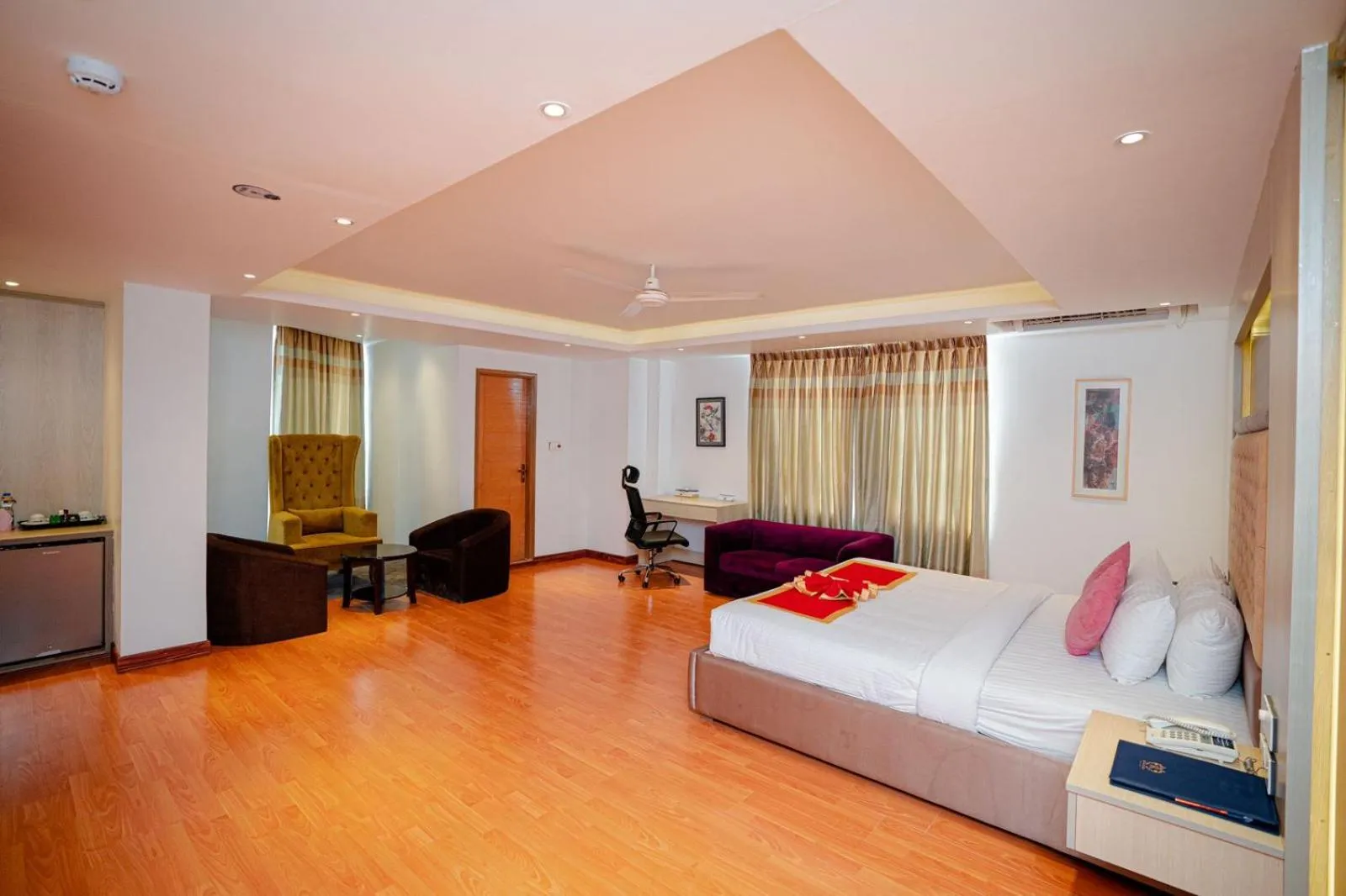 Living room, Bed in Royal Raj Hotel