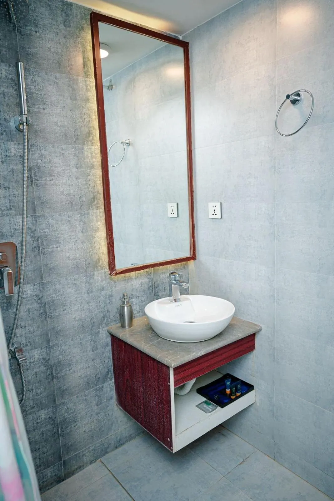 Shower in Royal Raj Hotel