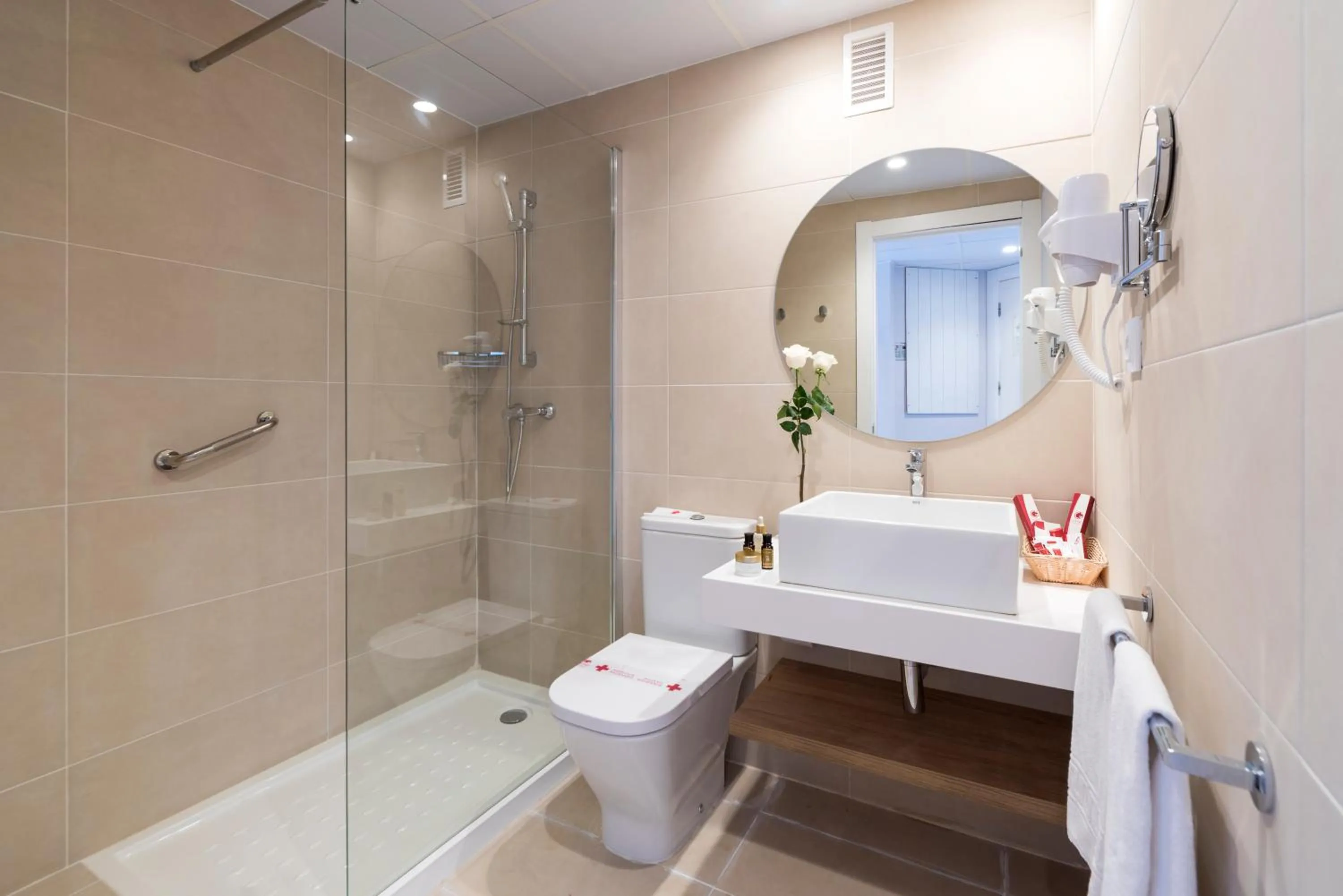 Bathroom in Apartamentos Guitart