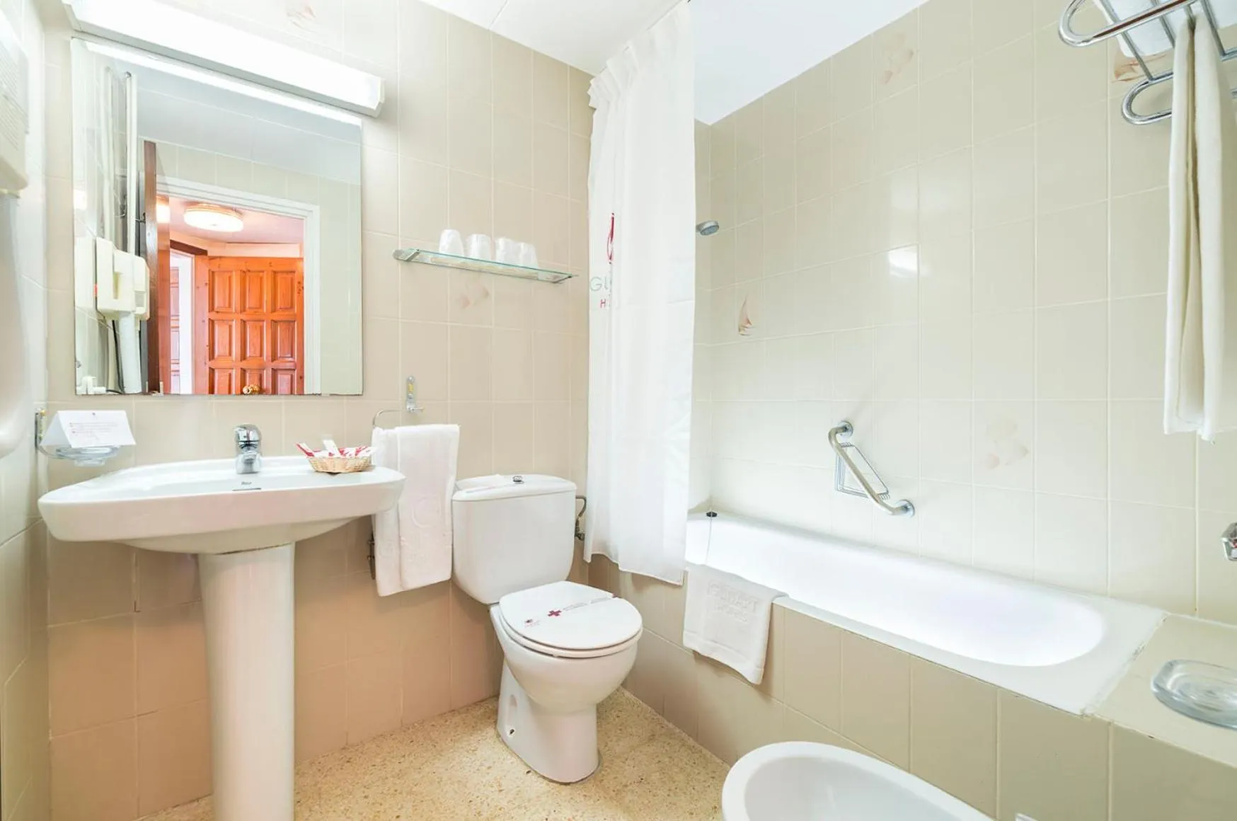 Bathroom in Apartamentos Guitart