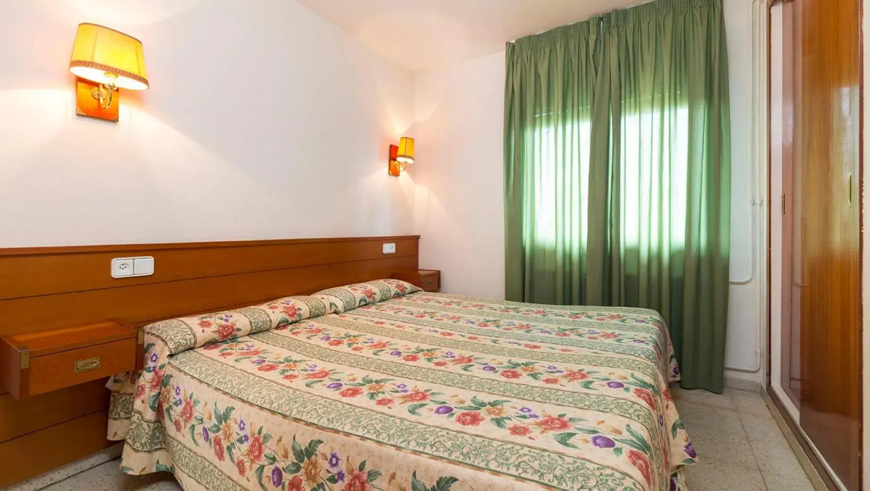 Bedroom, Bed in Apartamentos Guitart Bedroom, Bed in Apartamentos Guitart