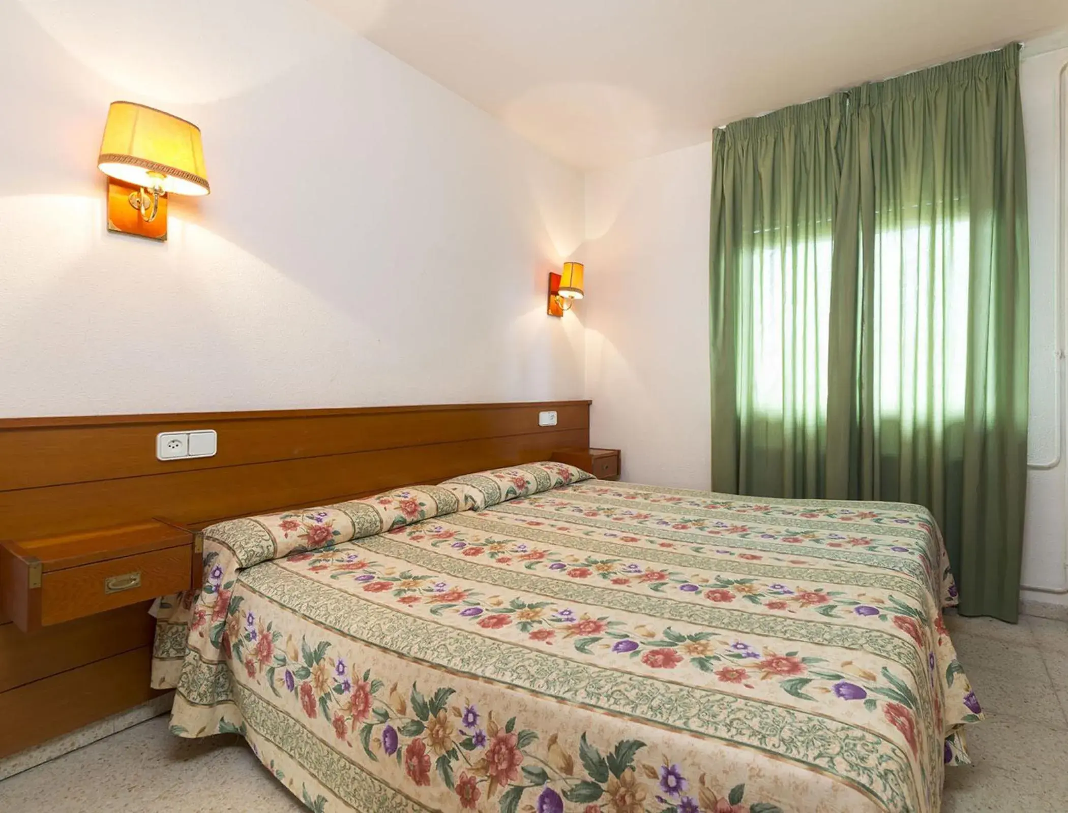 Bedroom, Bed in Apartamentos Guitart Bedroom, Bed in Apartamentos Guitart