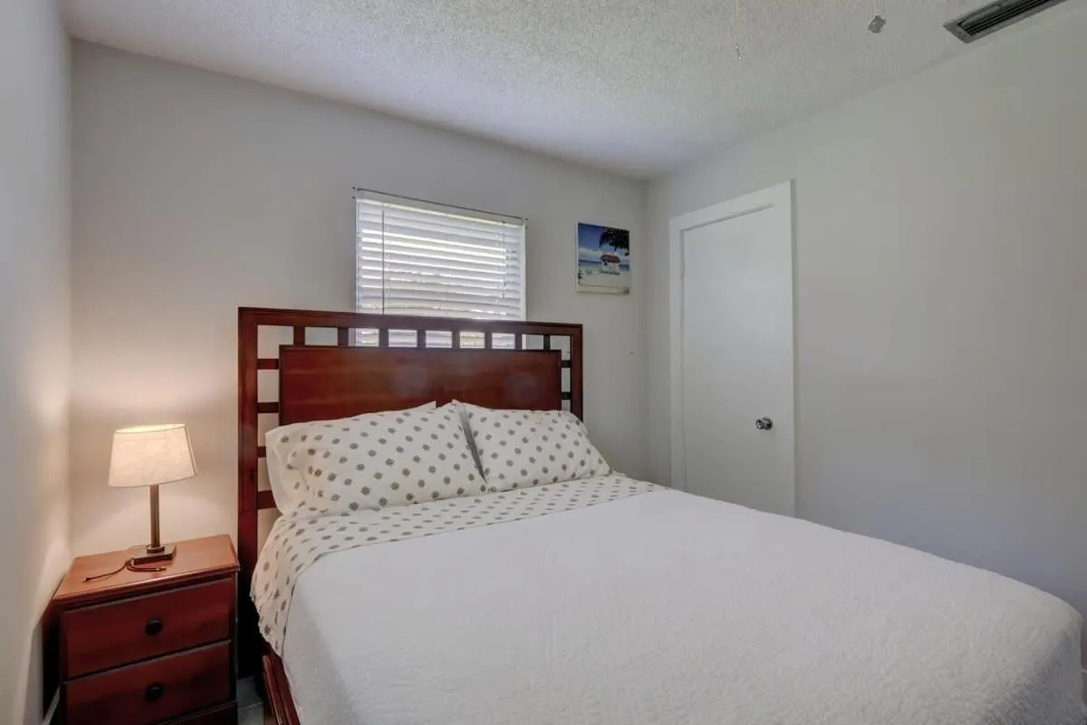 Bed in Super Private Home With Great Outdoor Space