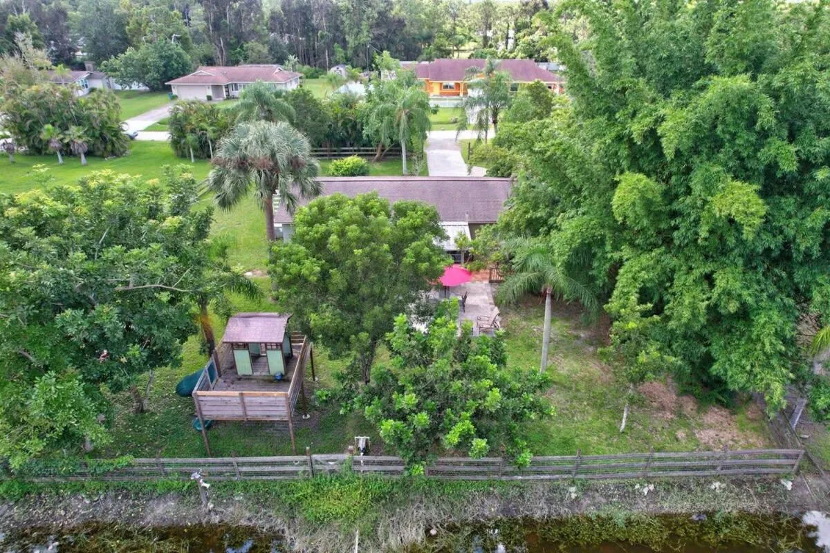 Super Private Home With Great Outdoor Space
