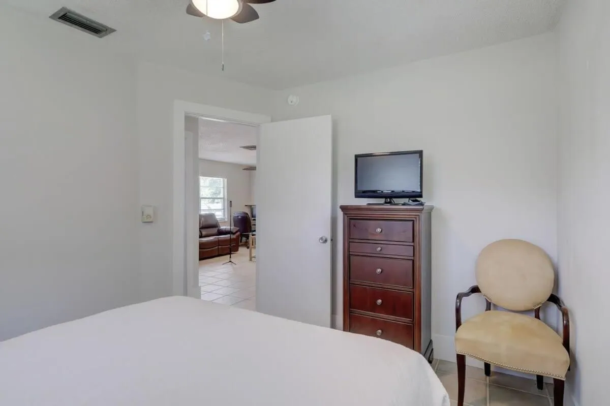 Bed in Super Private Home With Great Outdoor Space