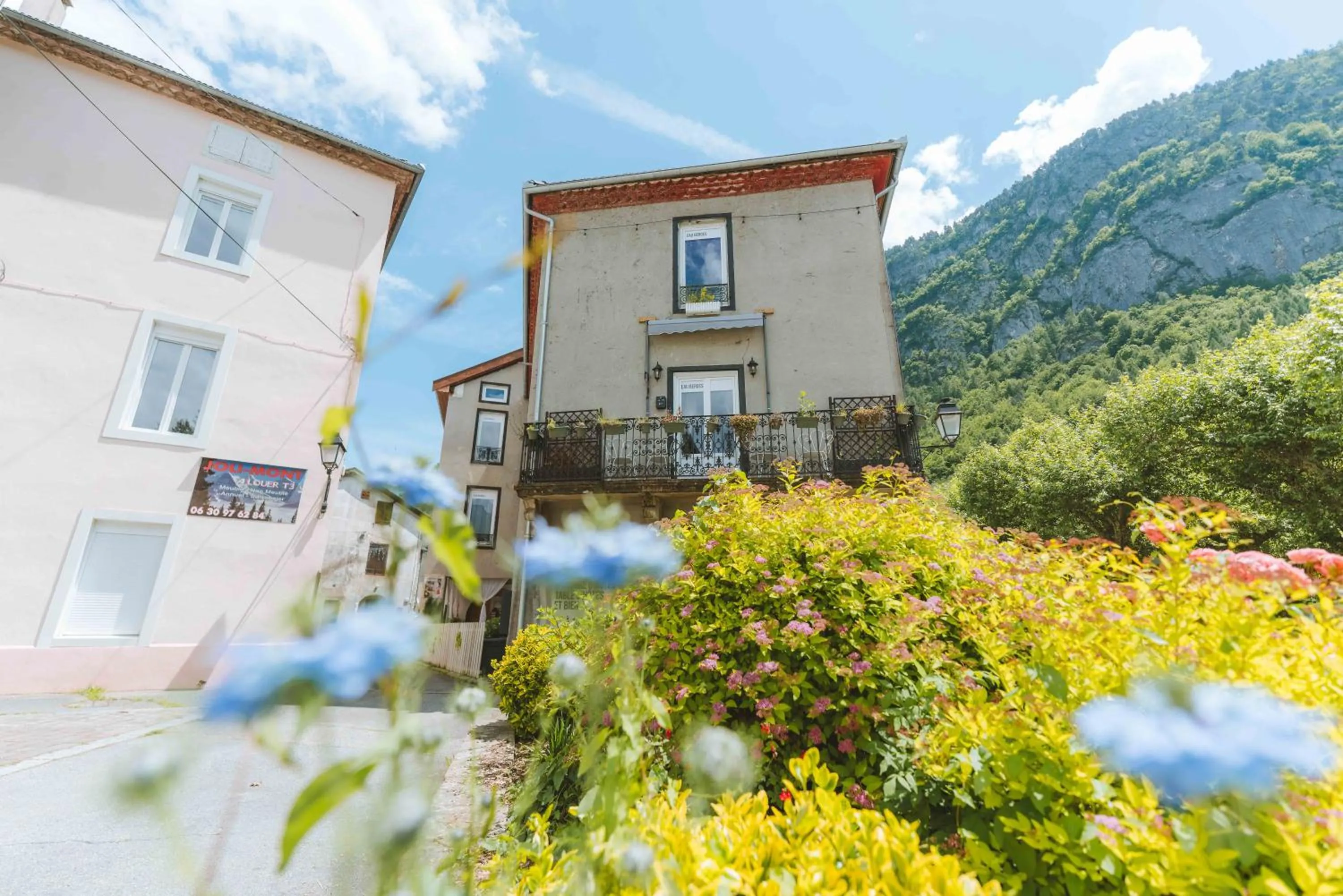 Property building in Eau Berges