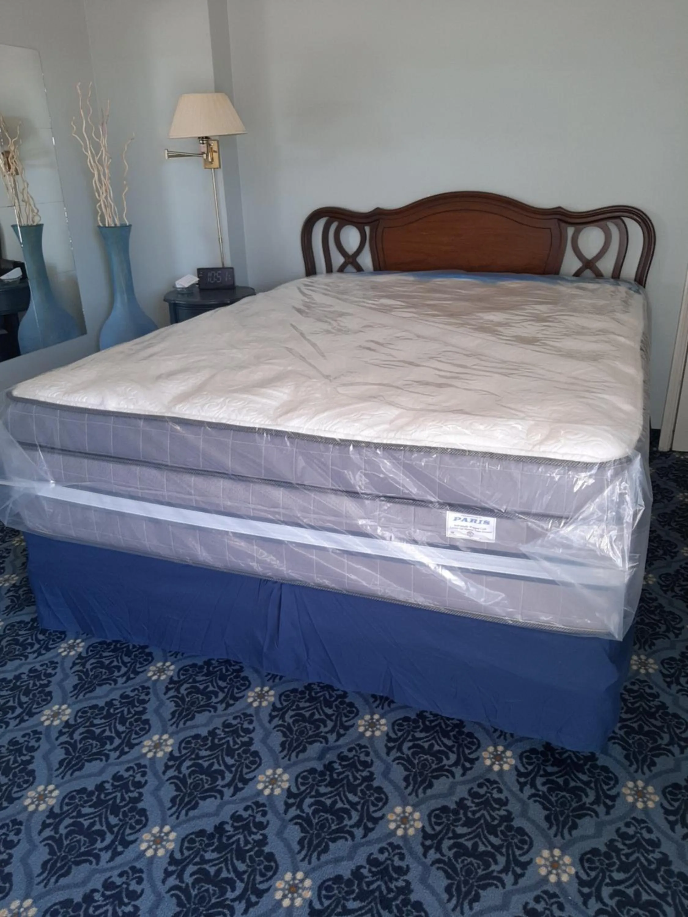 Bed in THE NEW STAR MOTEL - 1950s Extended-Stay Lodging and Retreat Center