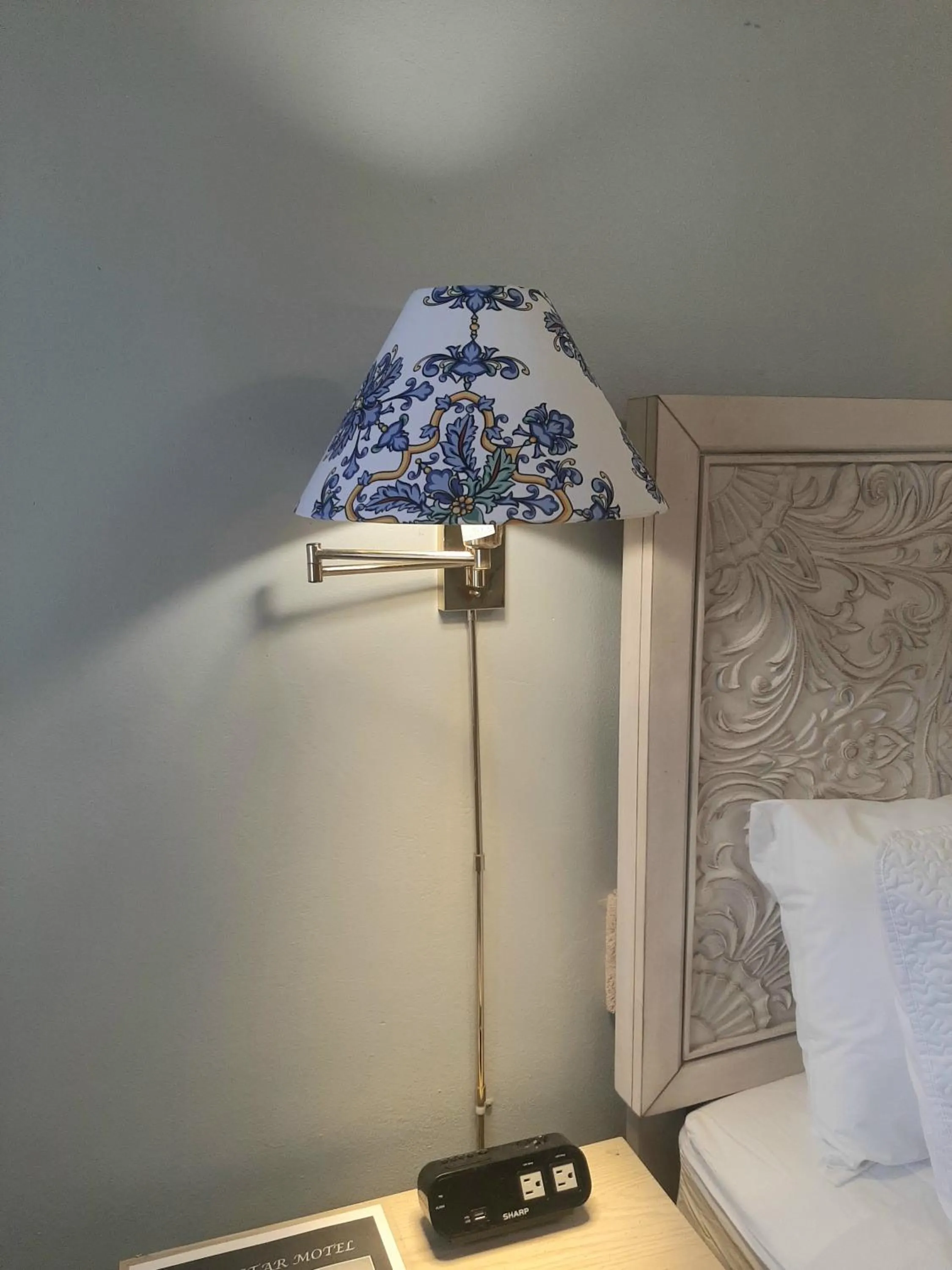 Photo of the whole room, Bed in THE NEW STAR MOTEL - 1950s Extended-Stay Lodging and Retreat Center