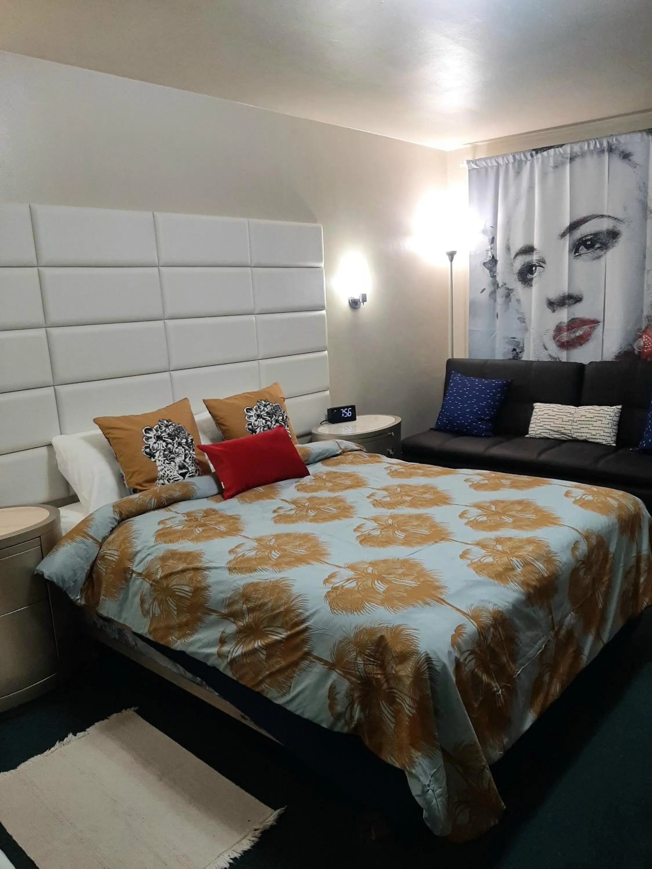 Photo of the whole room, Bed in THE NEW STAR MOTEL - 1950s Extended-Stay Lodging and Retreat Center