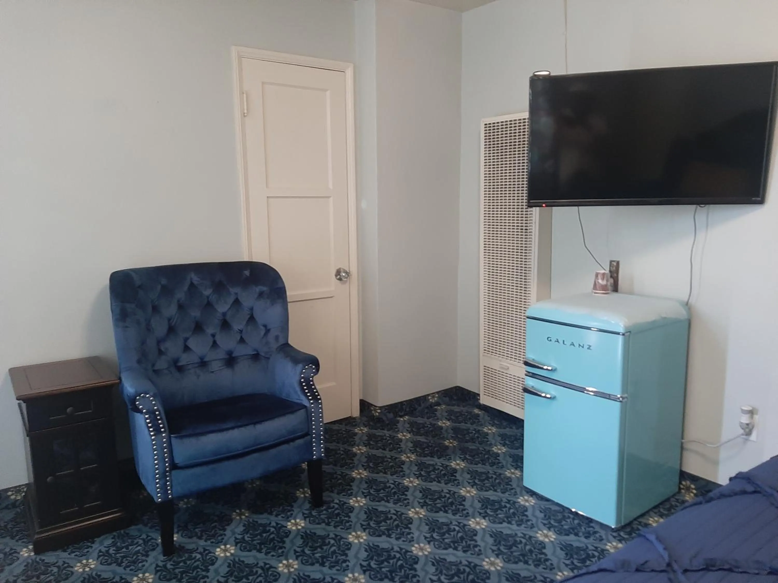 TV and multimedia in THE NEW STAR MOTEL - 1950s Extended-Stay Lodging and Retreat Center