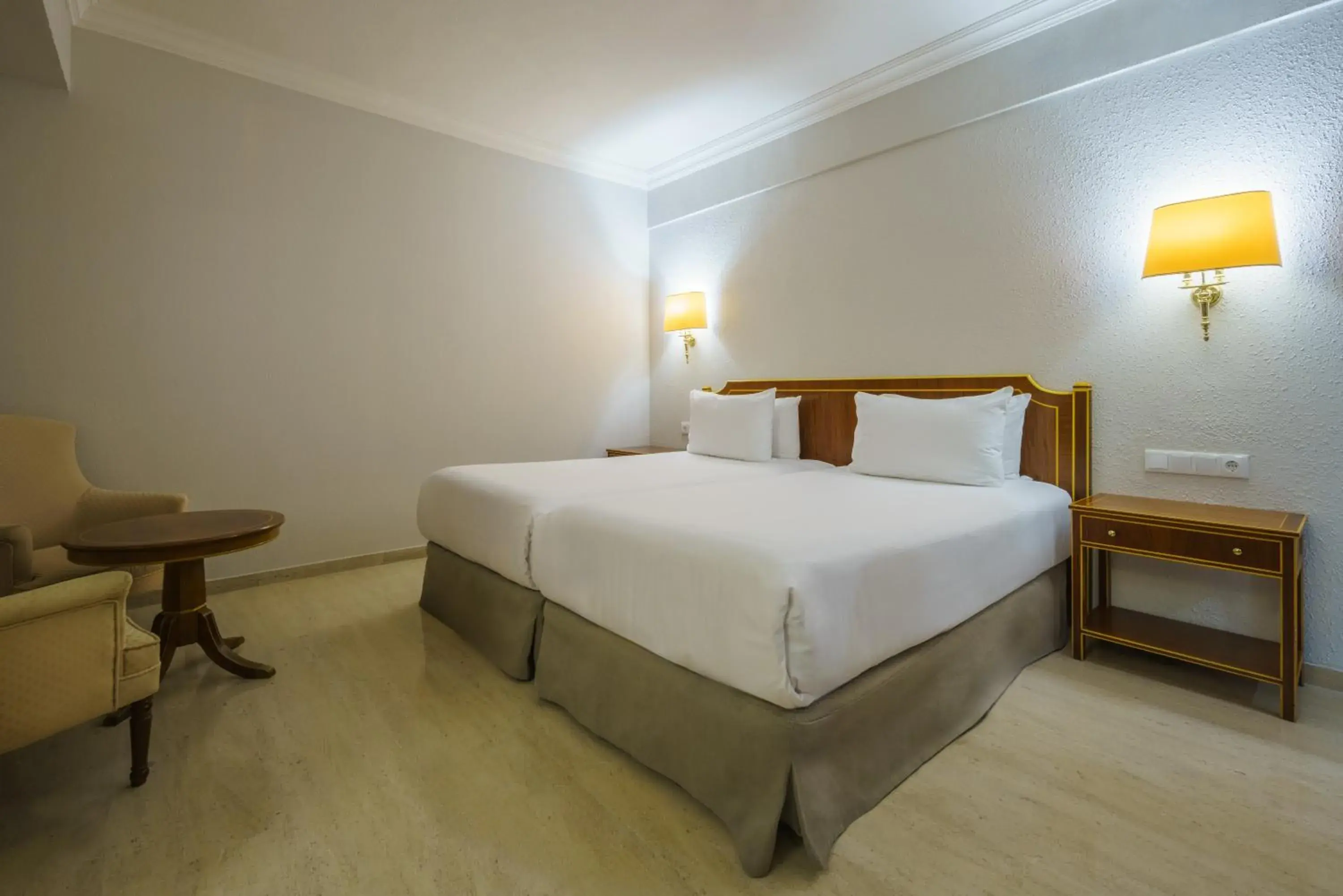 Two Connecting Double Rooms in Crisol Jardines de Córdoba Two Connecting Double Rooms in Crisol Jardines de Córdoba