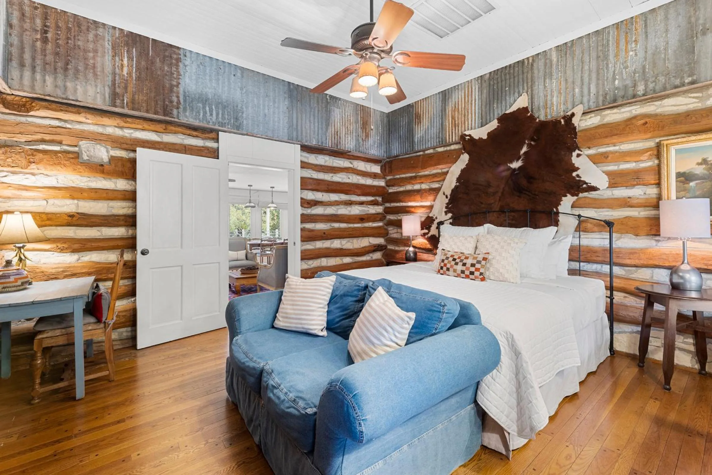 Seating area, Bed in The Meyer Hotel